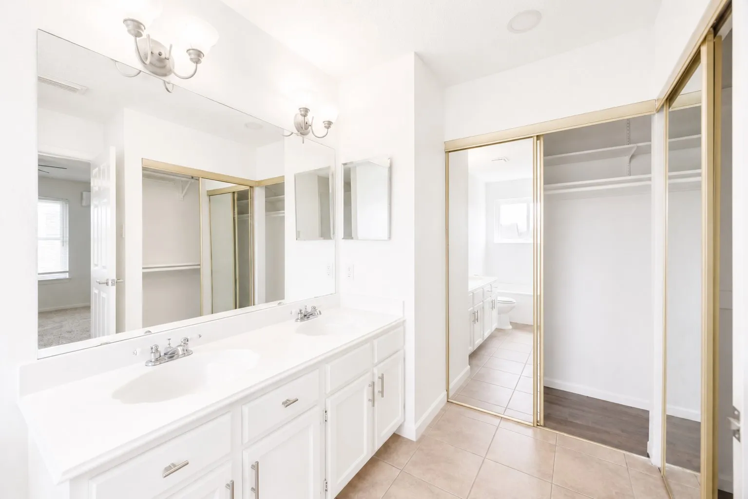 Single Family Residence For Sale in Denton County , 4201 Phoenix, Carrollton, Texas 75010, 3 Bedroom, 3 Bathroom, Garage spaces, 1,519 Sqft, built in 1987, mls#21335368, Real Estate Agent in Carrollton, Homes For Sale in Denton county, Homes For Sale in Carrollton, Realtor in Carrollton Texas, Real Estate Brokerage Independent Realty Texas, Luminita Cordes Realtor