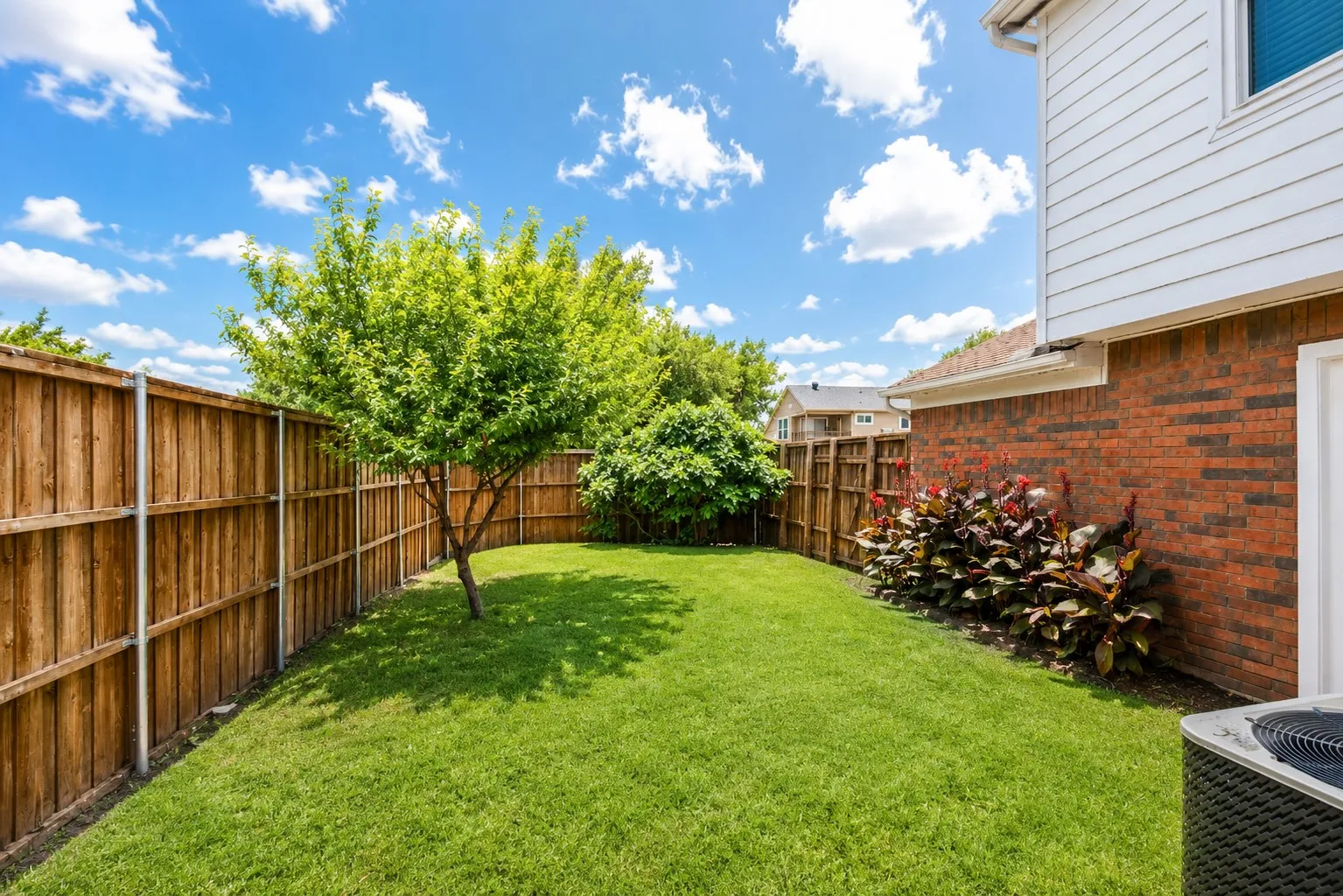 Single Family Residence For Sale in Denton County , 4201 Phoenix, Carrollton, Texas 75010, 3 Bedroom, 3 Bathroom, Garage spaces, 1,519 Sqft, built in 1987, mls#21335368, Real Estate Agent in Carrollton, Homes For Sale in Denton county, Homes For Sale in Carrollton, Realtor in Carrollton Texas, Real Estate Brokerage Independent Realty Texas, Luminita Cordes Realtor