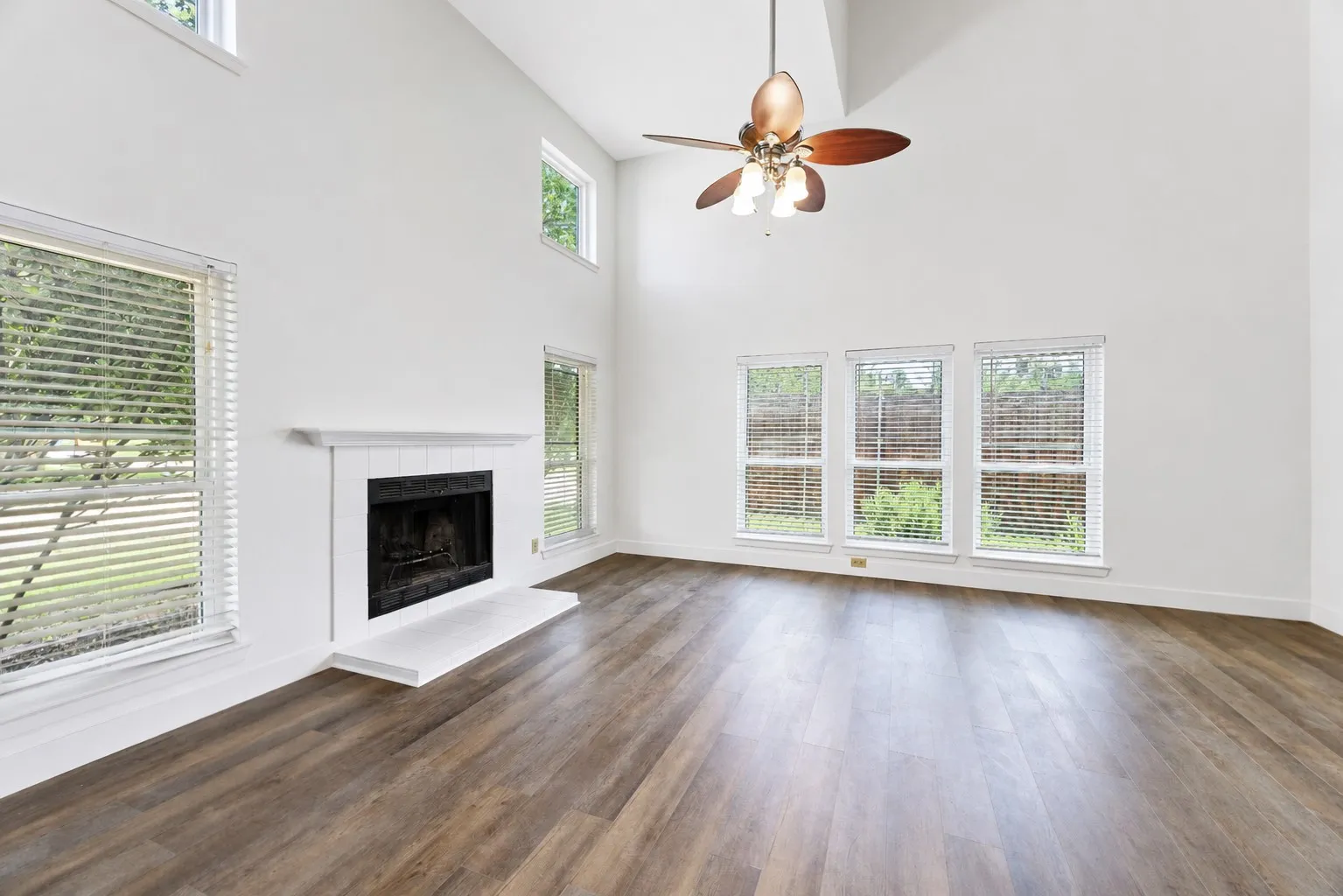 Single Family Residence For Sale in Denton County , 4201 Phoenix, Carrollton, Texas 75010, 3 Bedroom, 3 Bathroom, Garage spaces, 1,519 Sqft, built in 1987, mls#21335368, Real Estate Agent in Carrollton, Homes For Sale in Denton county, Homes For Sale in Carrollton, Realtor in Carrollton Texas, Real Estate Brokerage Independent Realty Texas, Luminita Cordes Realtor
