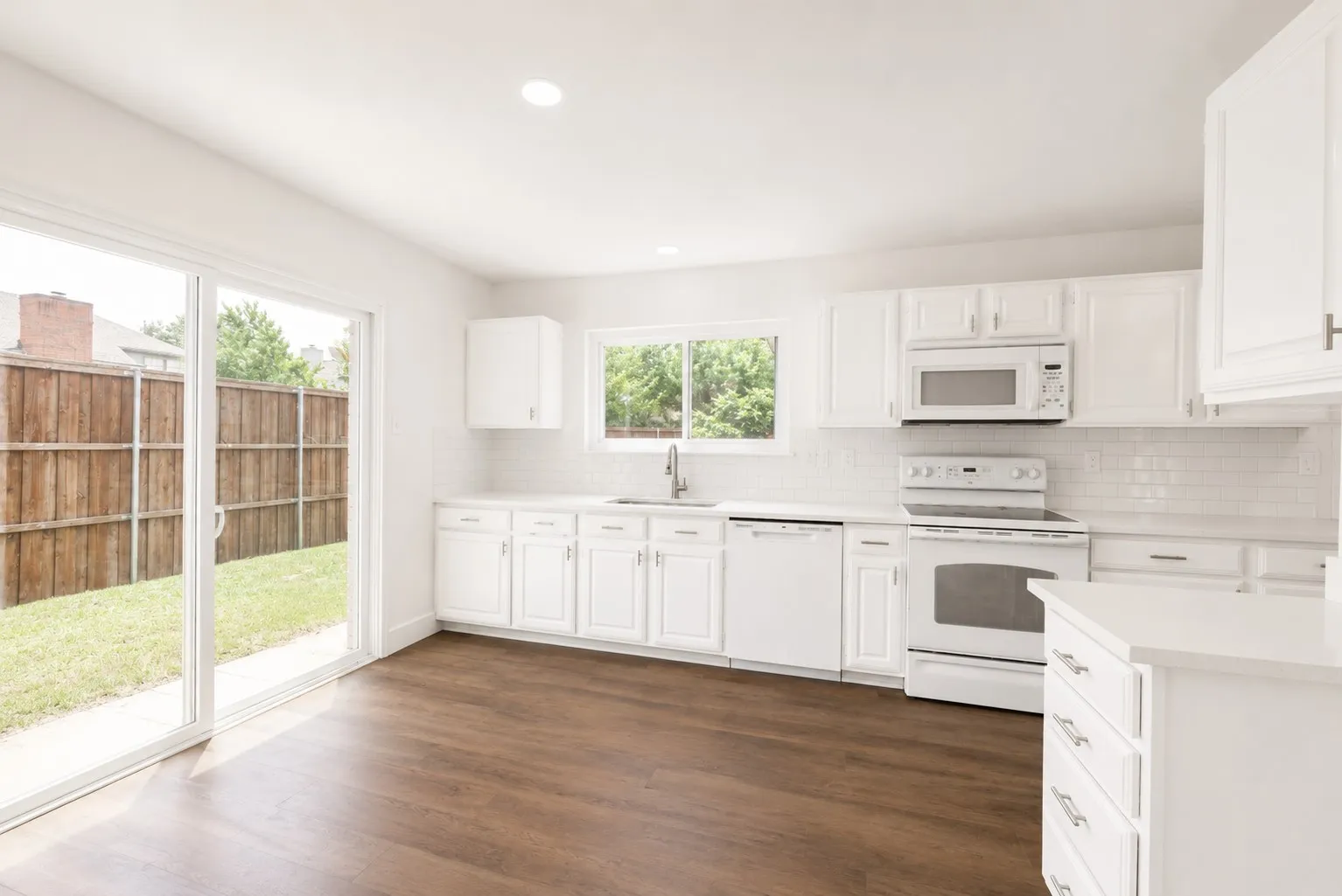 Single Family Residence For Sale in Denton County , 4201 Phoenix, Carrollton, Texas 75010, 3 Bedroom, 3 Bathroom, Garage spaces, 1,519 Sqft, built in 1987, mls#21335368, Real Estate Agent in Carrollton, Homes For Sale in Denton county, Homes For Sale in Carrollton, Realtor in Carrollton Texas, Real Estate Brokerage Independent Realty Texas, Luminita Cordes Realtor