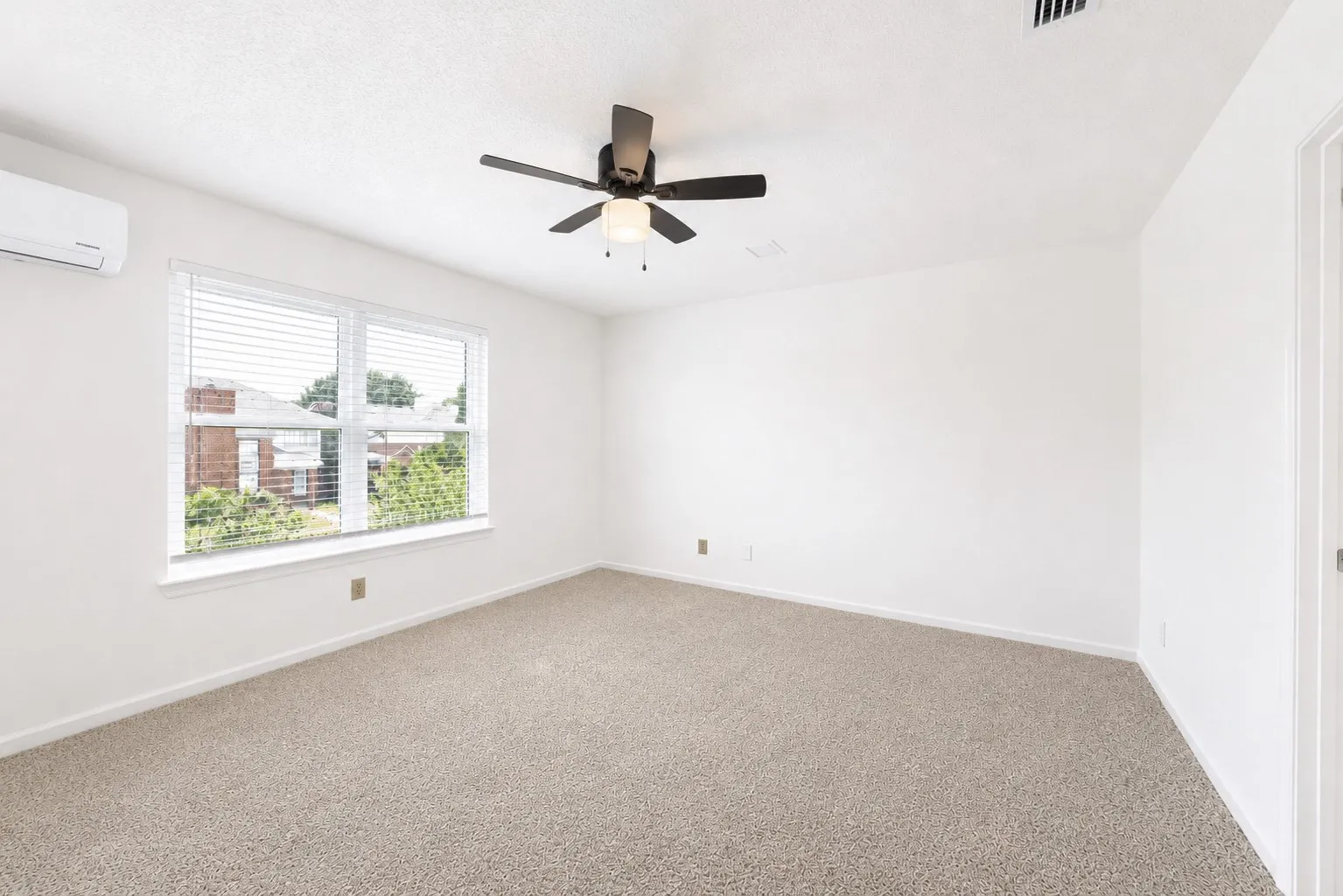 Single Family Residence For Sale in Denton County , 4201 Phoenix, Carrollton, Texas 75010, 3 Bedroom, 3 Bathroom, Garage spaces, 1,519 Sqft, built in 1987, mls#21335368, Real Estate Agent in Carrollton, Homes For Sale in Denton county, Homes For Sale in Carrollton, Realtor in Carrollton Texas, Real Estate Brokerage Independent Realty Texas, Luminita Cordes Realtor