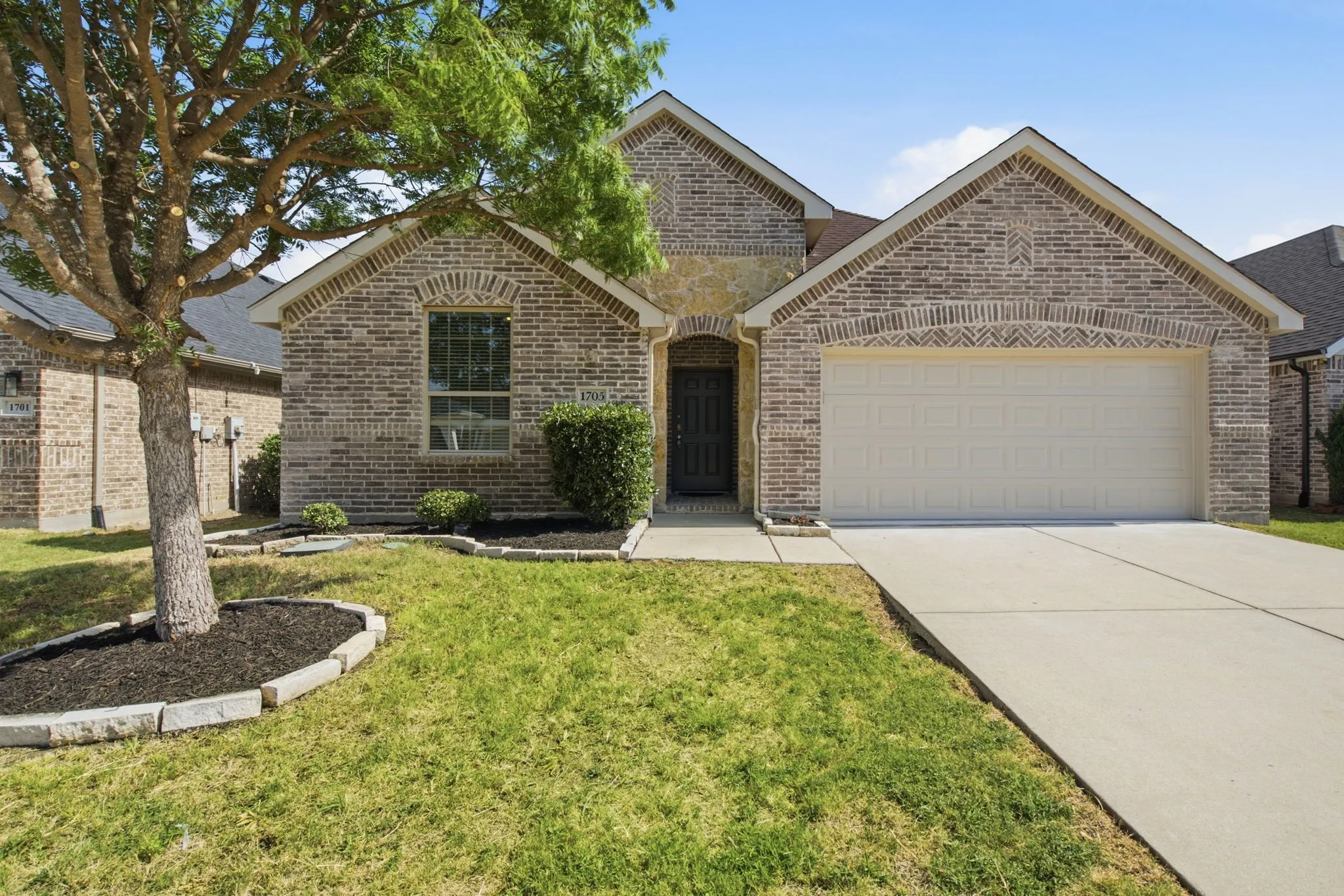Single Family Residence For Sale in Denton County , 1705 Zebra Finch Drive, Little Elm, Texas 75068, 4 Bedroom, 3 Bathroom, 2 Garage spaces, 2,105 Sqft, built in 2014, mls#21334327, Real Estate Agent in Little Elm, Homes For Sale in Denton county, Homes For Sale in Little Elm, Realtor in Little Elm Texas, Real Estate Brokerage Independent Realty Texas, Luminita Cordes Realtor