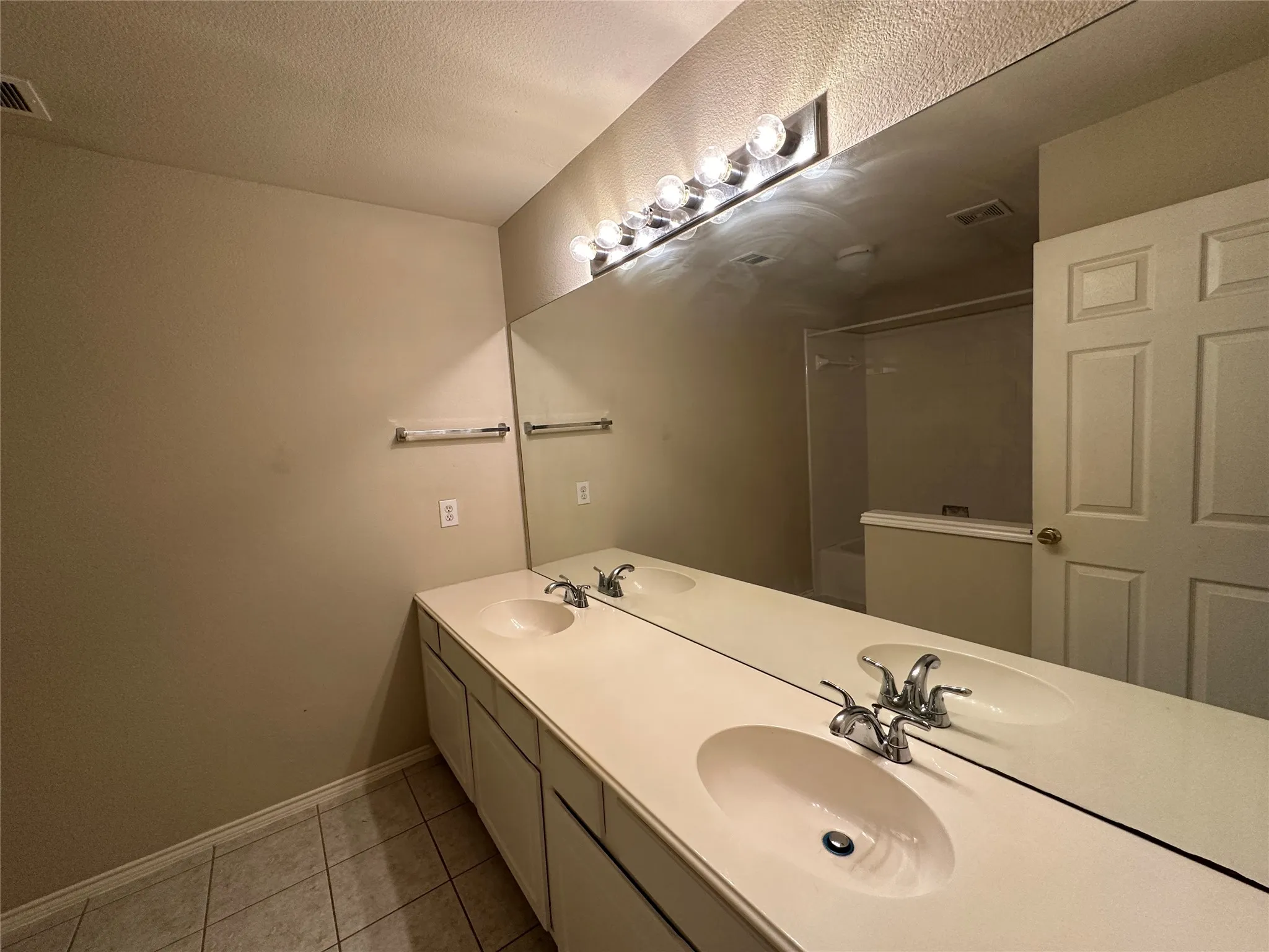 Single Family Residence For Sale in Collin County , 11354 Still Hollow Drive, Frisco, Texas 75035, 3 Bedroom, 3 Bathroom, 2 Garage spaces, 2,004 Sqft, built in 2001, mls#21335509, Real Estate Agent in Frisco, Homes For Sale in Collin county, Homes For Sale in Frisco, Realtor in Frisco Texas, Real Estate Brokerage Independent Realty Texas, Luminita Cordes Realtor