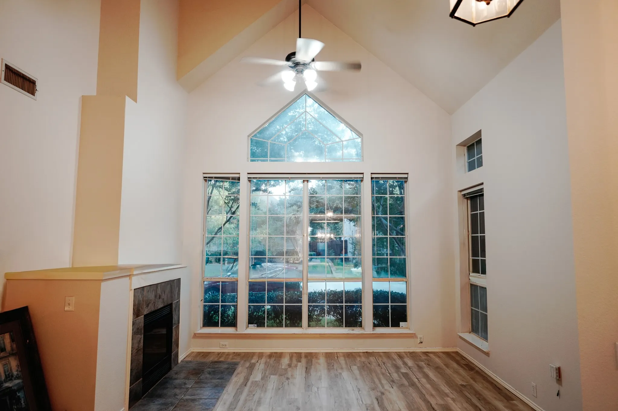 Single Family Residence For Sale in Collin County , 11354 Still Hollow Drive, Frisco, Texas 75035, 3 Bedroom, 3 Bathroom, 2 Garage spaces, 2,004 Sqft, built in 2001, mls#21335509, Real Estate Agent in Frisco, Homes For Sale in Collin county, Homes For Sale in Frisco, Realtor in Frisco Texas, Real Estate Brokerage Independent Realty Texas, Luminita Cordes Realtor