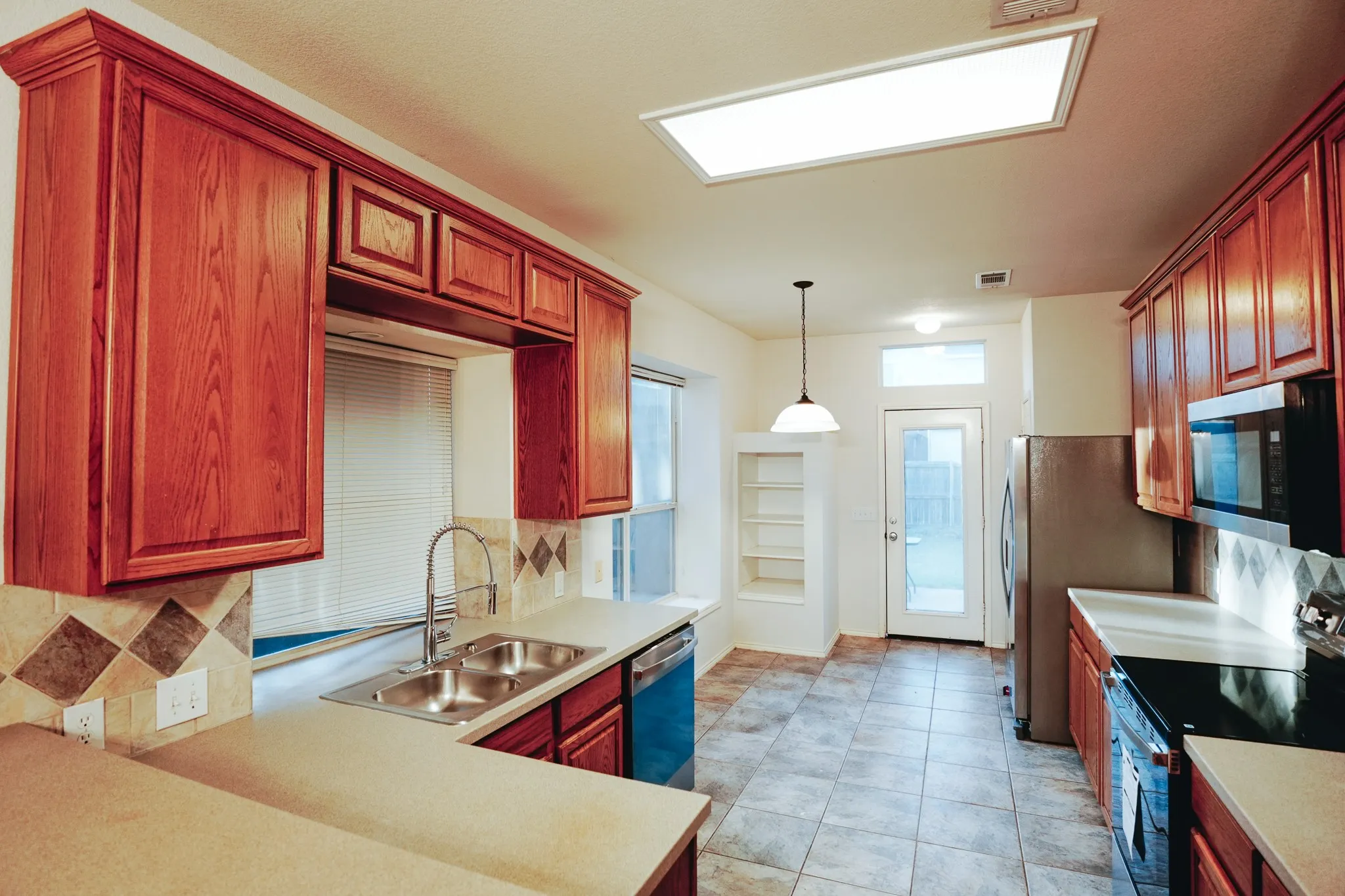 Single Family Residence For Sale in Collin County , 11354 Still Hollow Drive, Frisco, Texas 75035, 3 Bedroom, 3 Bathroom, 2 Garage spaces, 2,004 Sqft, built in 2001, mls#21335509, Real Estate Agent in Frisco, Homes For Sale in Collin county, Homes For Sale in Frisco, Realtor in Frisco Texas, Real Estate Brokerage Independent Realty Texas, Luminita Cordes Realtor