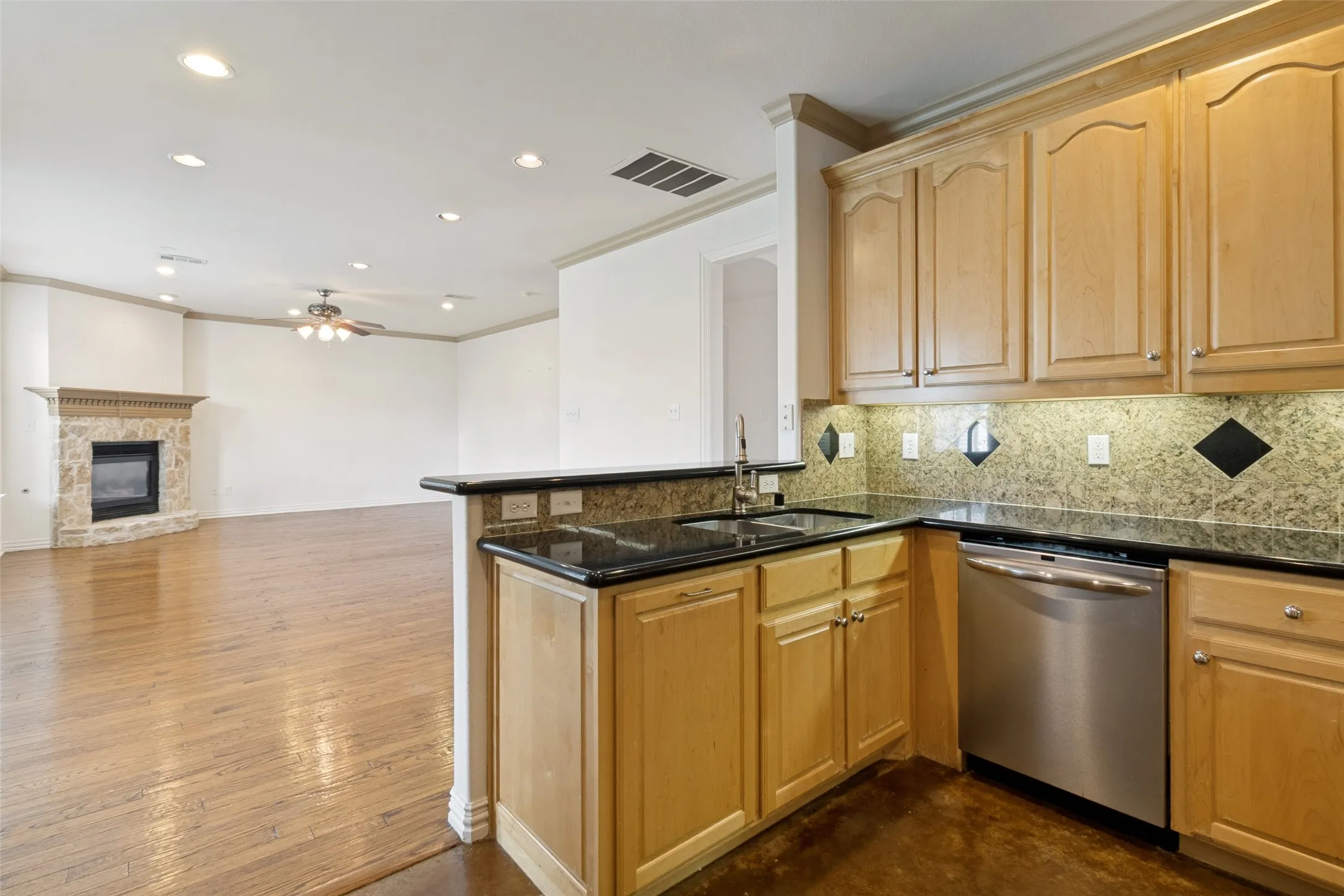Single Family Residence For Sale in Dallas County , 5727 Vickery Boulevard, Dallas, Texas 75206, 3 Bedroom, 3 Bathroom, 2 Garage spaces, 2,481 Sqft, built in 2002, mls#21334626, Real Estate Agent in Dallas, Homes For Sale in Dallas county, Homes For Sale in Dallas, Realtor in Dallas Texas, Real Estate Brokerage Independent Realty Texas, Luminita Cordes Realtor