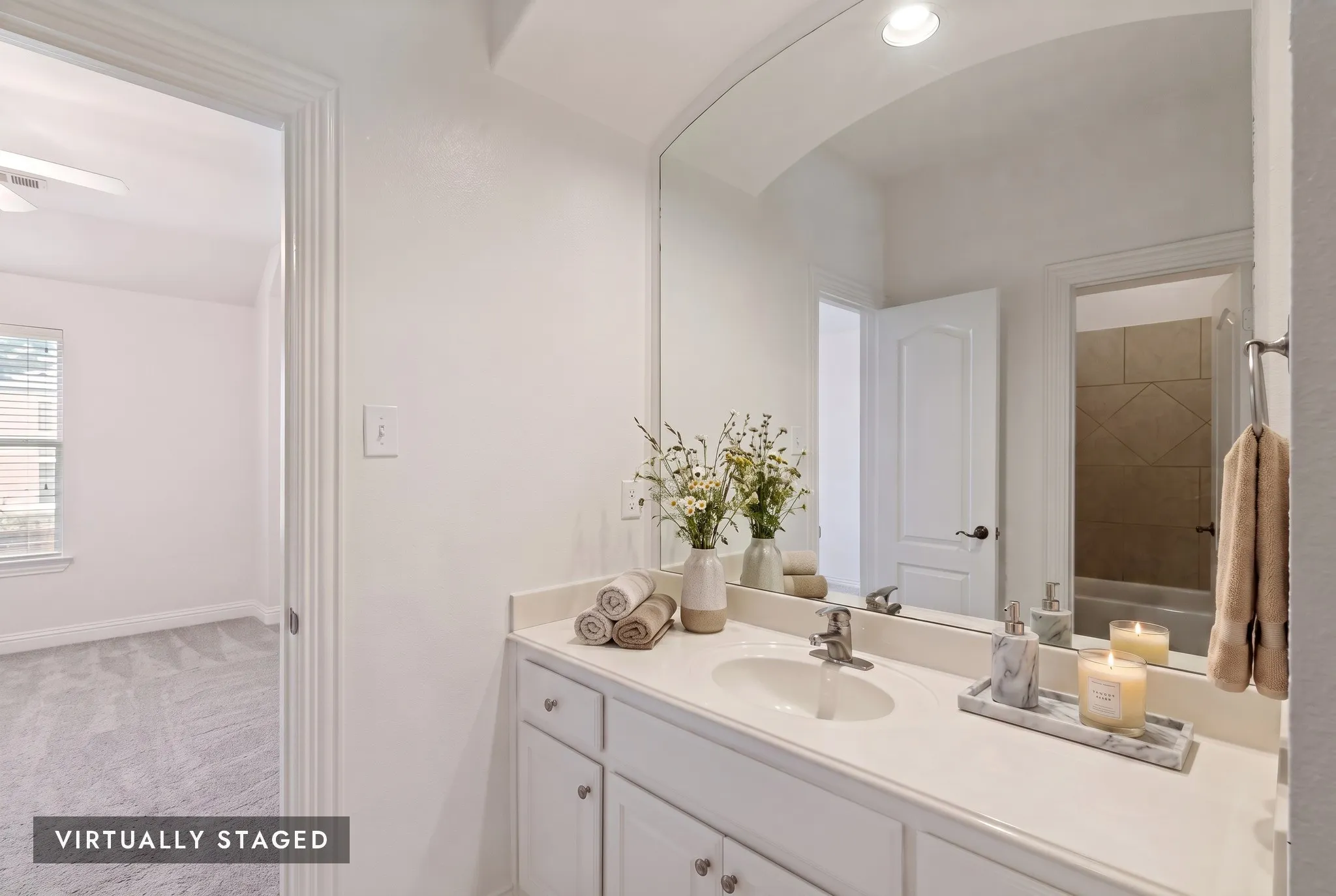 Single Family Residence For Sale in Dallas County , 5727 Vickery Boulevard, Dallas, Texas 75206, 3 Bedroom, 3 Bathroom, 2 Garage spaces, 2,481 Sqft, built in 2002, mls#21334626, Real Estate Agent in Dallas, Homes For Sale in Dallas county, Homes For Sale in Dallas, Realtor in Dallas Texas, Real Estate Brokerage Independent Realty Texas, Luminita Cordes Realtor