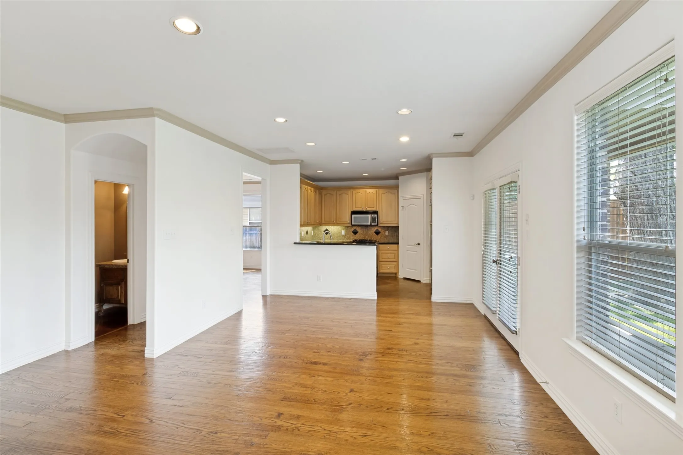 Single Family Residence For Sale in Dallas County , 5727 Vickery Boulevard, Dallas, Texas 75206, 3 Bedroom, 3 Bathroom, 2 Garage spaces, 2,481 Sqft, built in 2002, mls#21334626, Real Estate Agent in Dallas, Homes For Sale in Dallas county, Homes For Sale in Dallas, Realtor in Dallas Texas, Real Estate Brokerage Independent Realty Texas, Luminita Cordes Realtor