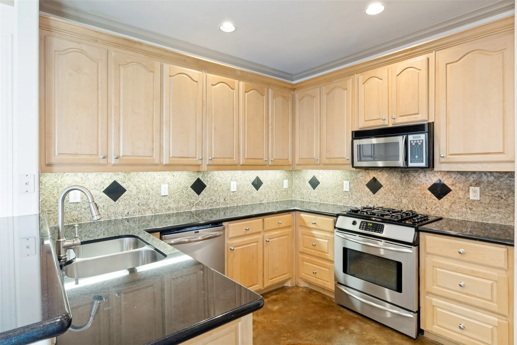 Single Family Residence For Sale in Dallas County , 5727 Vickery Boulevard, Dallas, Texas 75206, 3 Bedroom, 3 Bathroom, 2 Garage spaces, 2,481 Sqft, built in 2002, mls#21334626, Real Estate Agent in Dallas, Homes For Sale in Dallas county, Homes For Sale in Dallas, Realtor in Dallas Texas, Real Estate Brokerage Independent Realty Texas, Luminita Cordes Realtor