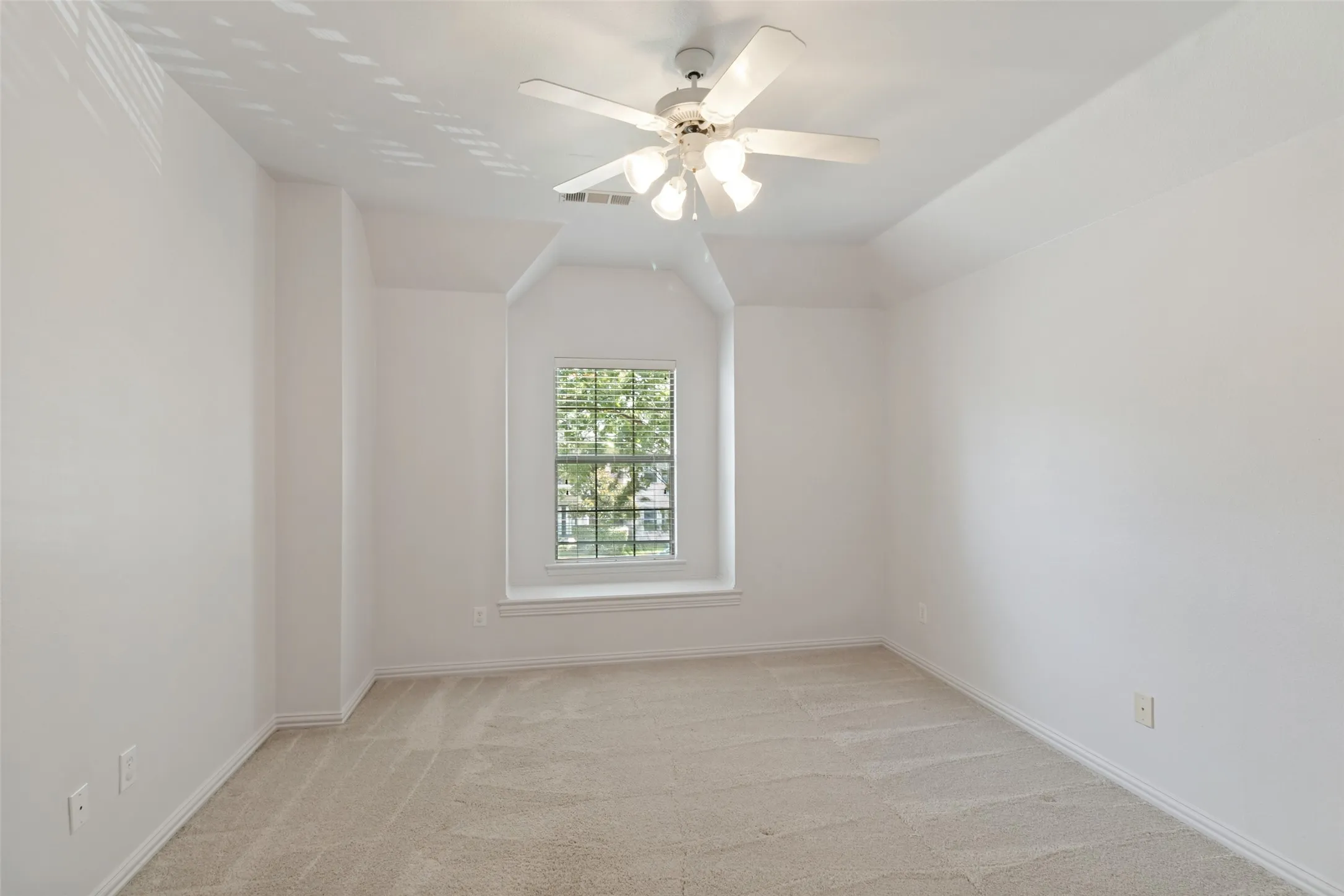 Single Family Residence For Sale in Dallas County , 5727 Vickery Boulevard, Dallas, Texas 75206, 3 Bedroom, 3 Bathroom, 2 Garage spaces, 2,481 Sqft, built in 2002, mls#21334626, Real Estate Agent in Dallas, Homes For Sale in Dallas county, Homes For Sale in Dallas, Realtor in Dallas Texas, Real Estate Brokerage Independent Realty Texas, Luminita Cordes Realtor