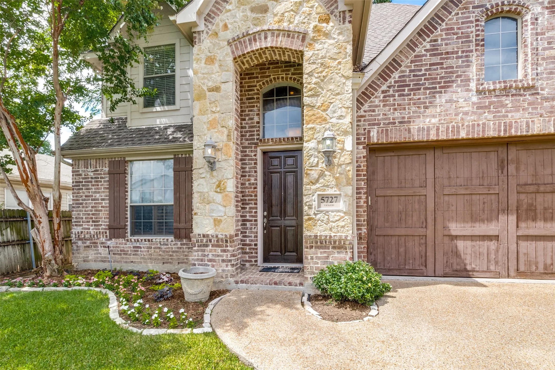 Single Family Residence For Sale in Dallas County , 5727 Vickery Boulevard, Dallas, Texas 75206, 3 Bedroom, 3 Bathroom, 2 Garage spaces, 2,481 Sqft, built in 2002, mls#21334626, Real Estate Agent in Dallas, Homes For Sale in Dallas county, Homes For Sale in Dallas, Realtor in Dallas Texas, Real Estate Brokerage Independent Realty Texas, Luminita Cordes Realtor
