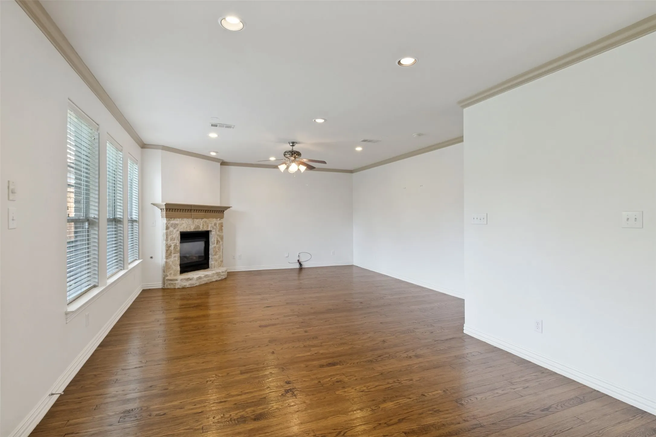 Single Family Residence For Sale in Dallas County , 5727 Vickery Boulevard, Dallas, Texas 75206, 3 Bedroom, 3 Bathroom, 2 Garage spaces, 2,481 Sqft, built in 2002, mls#21334626, Real Estate Agent in Dallas, Homes For Sale in Dallas county, Homes For Sale in Dallas, Realtor in Dallas Texas, Real Estate Brokerage Independent Realty Texas, Luminita Cordes Realtor