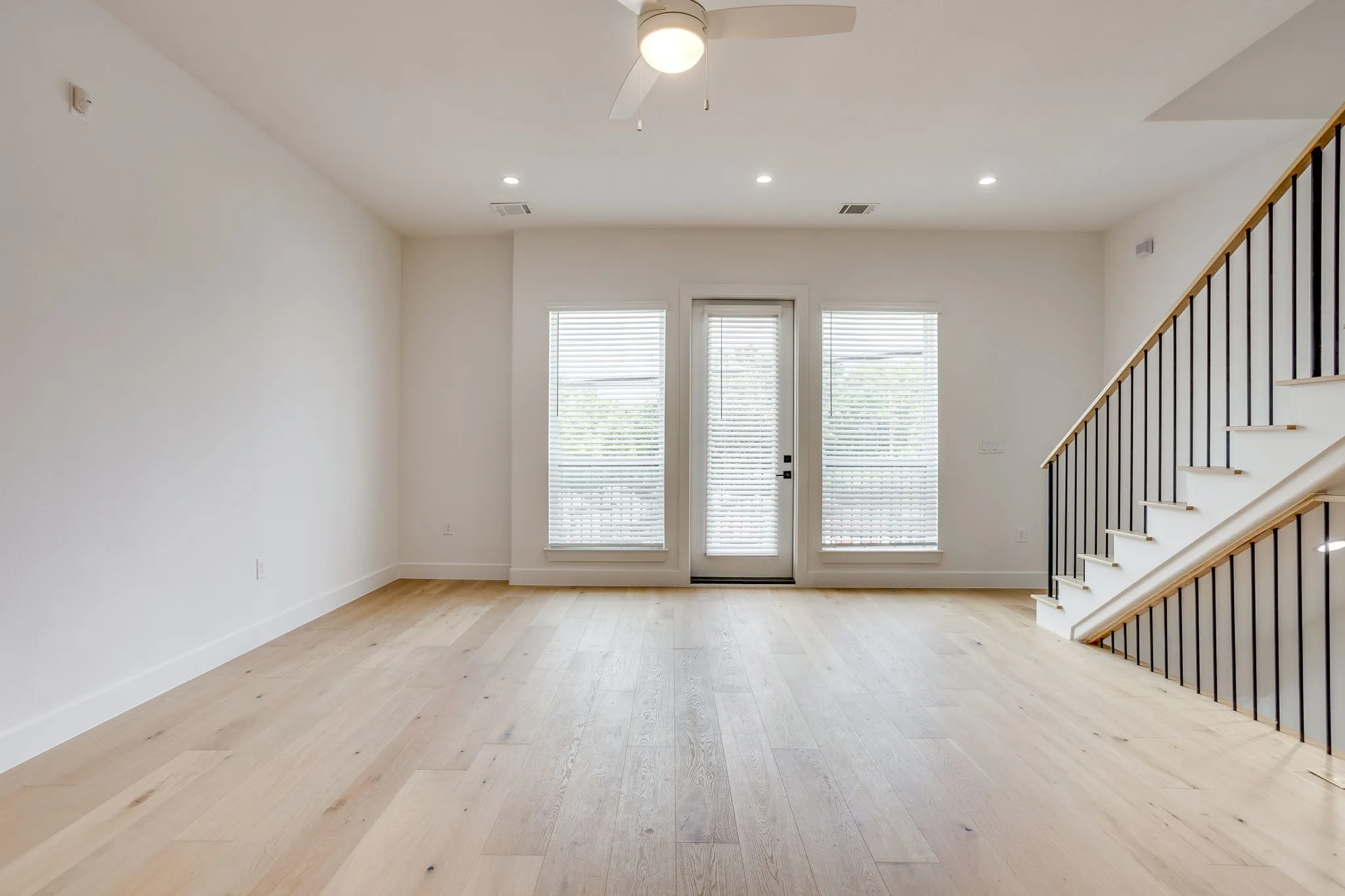 Townhouse For Rent in Tarrant County , 123 Thornton Street, Arlington, Texas 76013, 2 Bedroom, 3 Bathroom, 2 Garage spaces, 1,606 Sqft, built in 2023, mls#21328894, Real Estate Agent in Arlington, Homes For Rent in Tarrant county, Homes For Rent in Arlington, Realtor in Arlington Texas, Real Estate Brokerage Independent Realty Texas, Luminita Cordes Realtor