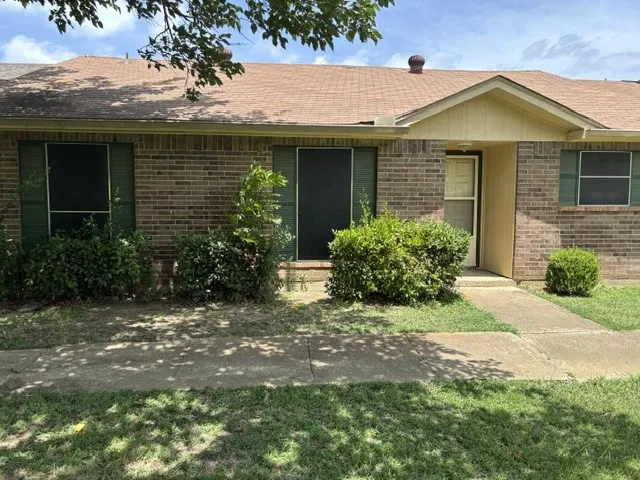Townhouse For Sale in Dallas County , 22 E Townhouse Lane 31, Grand Prairie, Texas 75052, 3 Bedroom, 2 Bathroom, Garage spaces, 1,392 Sqft, built in 1979, mls#21335438, Real Estate Agent in Grand Prairie, Homes For Sale in Dallas county, Homes For Sale in Grand Prairie, Realtor in Grand Prairie Texas, Real Estate Brokerage Independent Realty Texas, Luminita Cordes Realtor