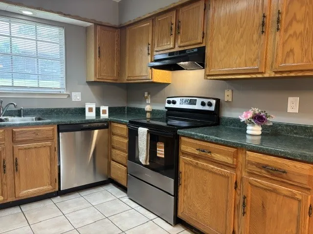 Electric smooth top range, dishwasher and vent hood