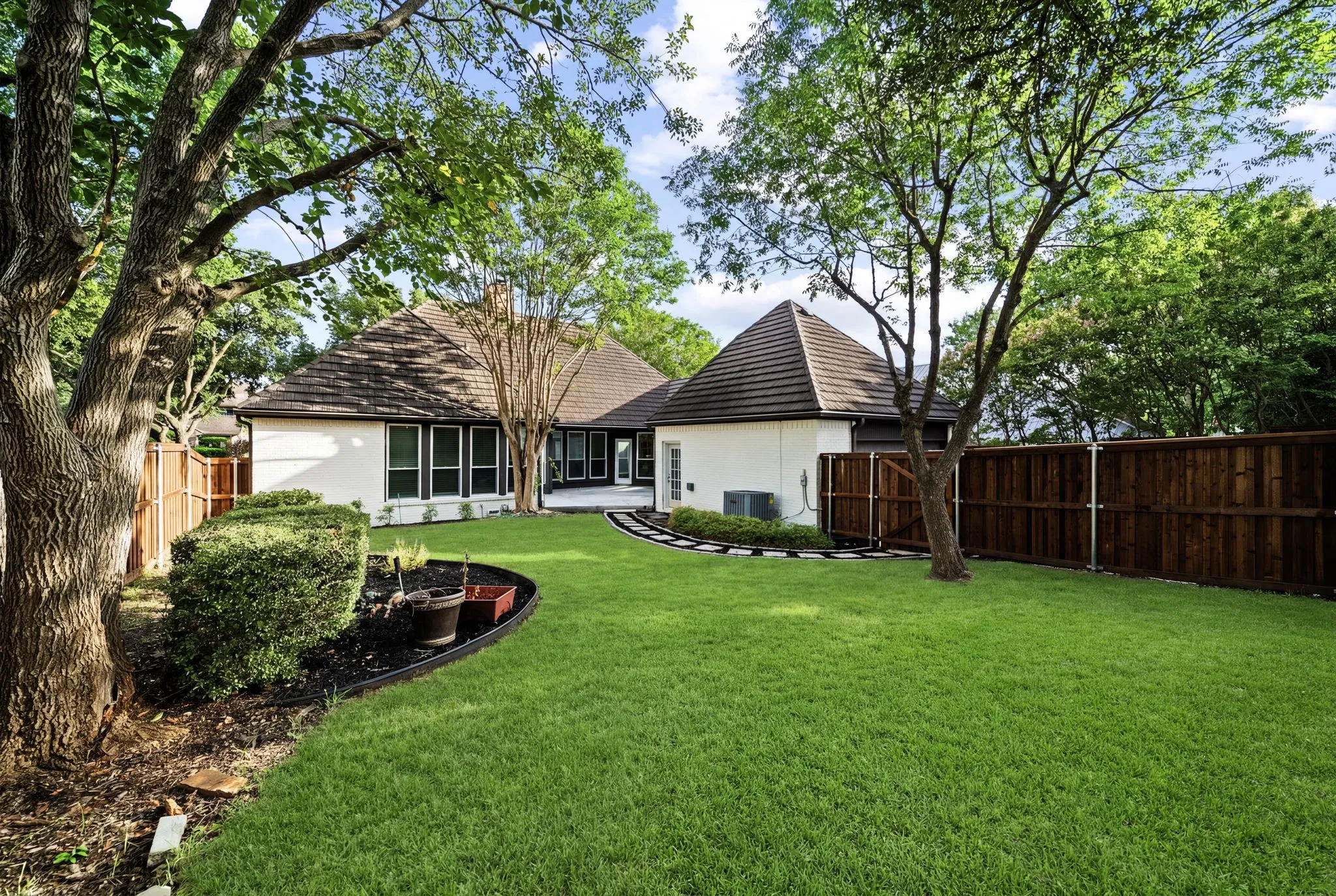 Single Family Residence For Sale in Dallas County , 2001 Crockett Court, Irving, Texas 75038, 3 Bedroom, 3 Bathroom, 2 Garage spaces, 2,133 Sqft, built in 1985, mls#21333838, Real Estate Agent in Irving, Homes For Sale in Dallas county, Homes For Sale in Irving, Realtor in Irving Texas, Real Estate Brokerage Independent Realty Texas, Luminita Cordes Realtor