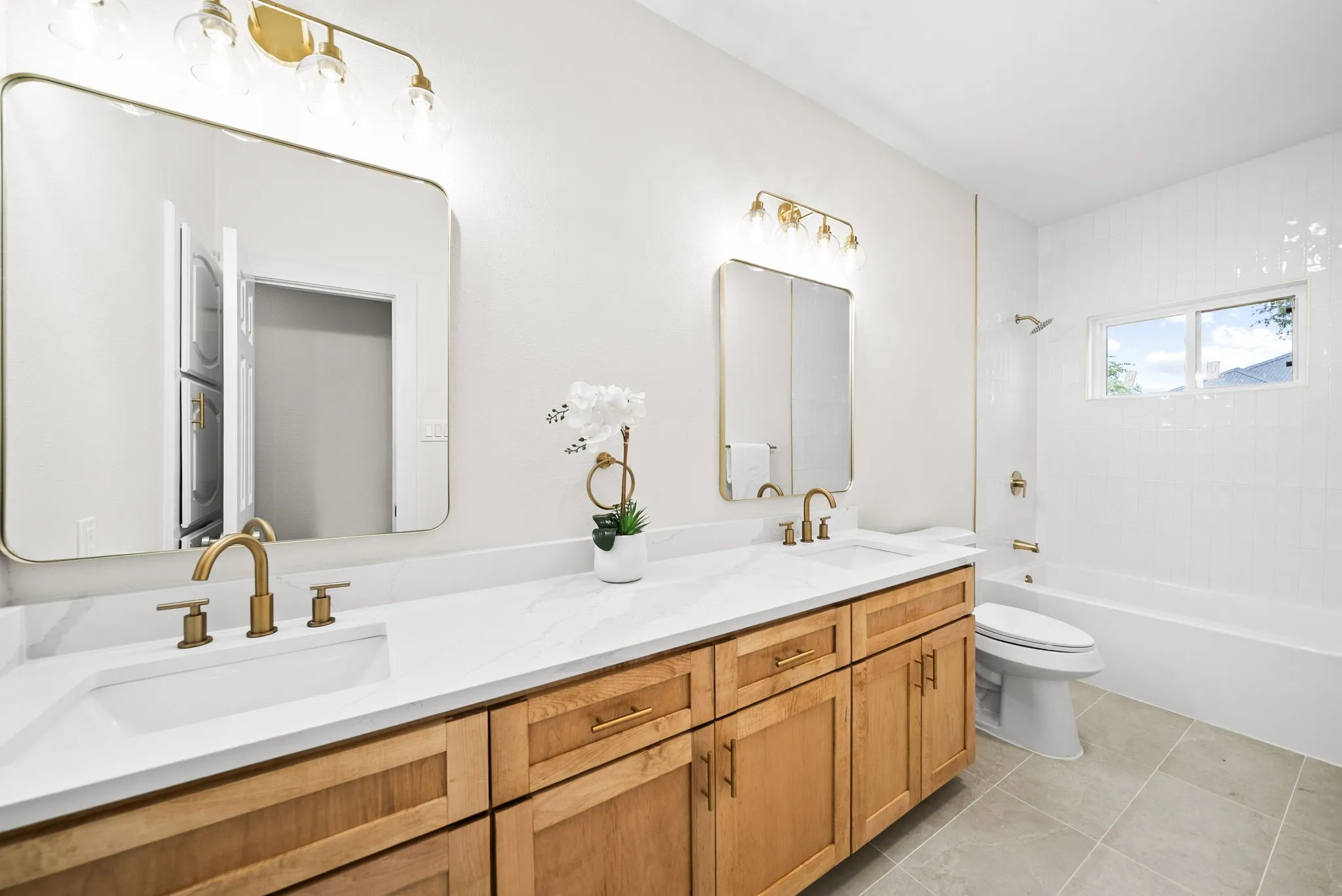 Single Family Residence For Sale in Dallas County , 2001 Crockett Court, Irving, Texas 75038, 3 Bedroom, 3 Bathroom, 2 Garage spaces, 2,133 Sqft, built in 1985, mls#21333838, Real Estate Agent in Irving, Homes For Sale in Dallas county, Homes For Sale in Irving, Realtor in Irving Texas, Real Estate Brokerage Independent Realty Texas, Luminita Cordes Realtor