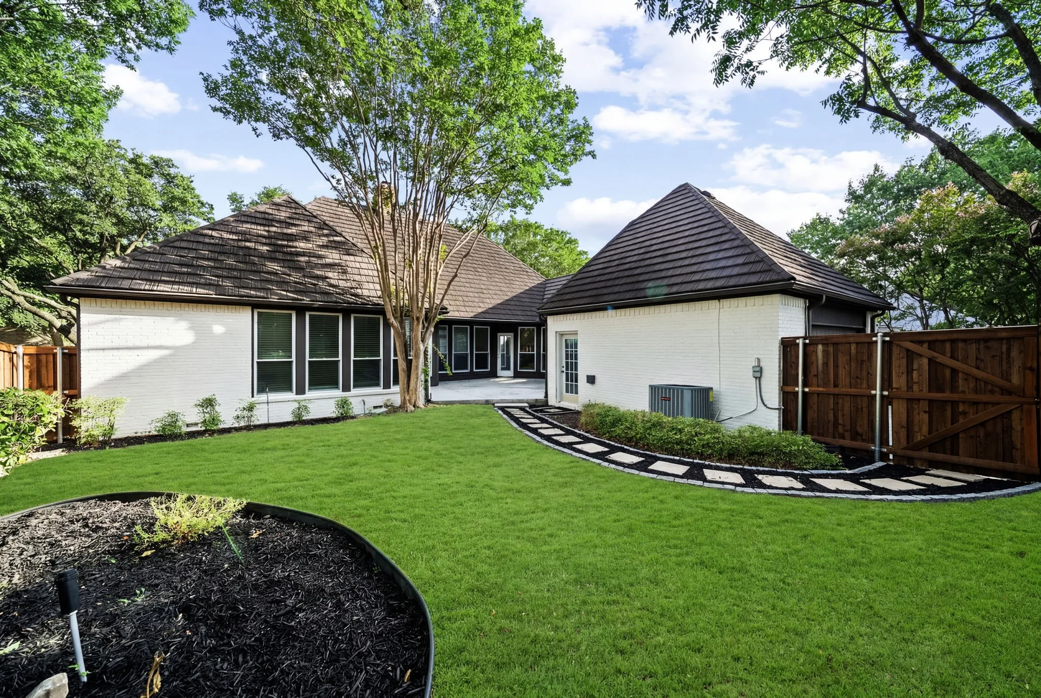 Single Family Residence For Sale in Dallas County , 2001 Crockett Court, Irving, Texas 75038, 3 Bedroom, 3 Bathroom, 2 Garage spaces, 2,133 Sqft, built in 1985, mls#21333838, Real Estate Agent in Irving, Homes For Sale in Dallas county, Homes For Sale in Irving, Realtor in Irving Texas, Real Estate Brokerage Independent Realty Texas, Luminita Cordes Realtor