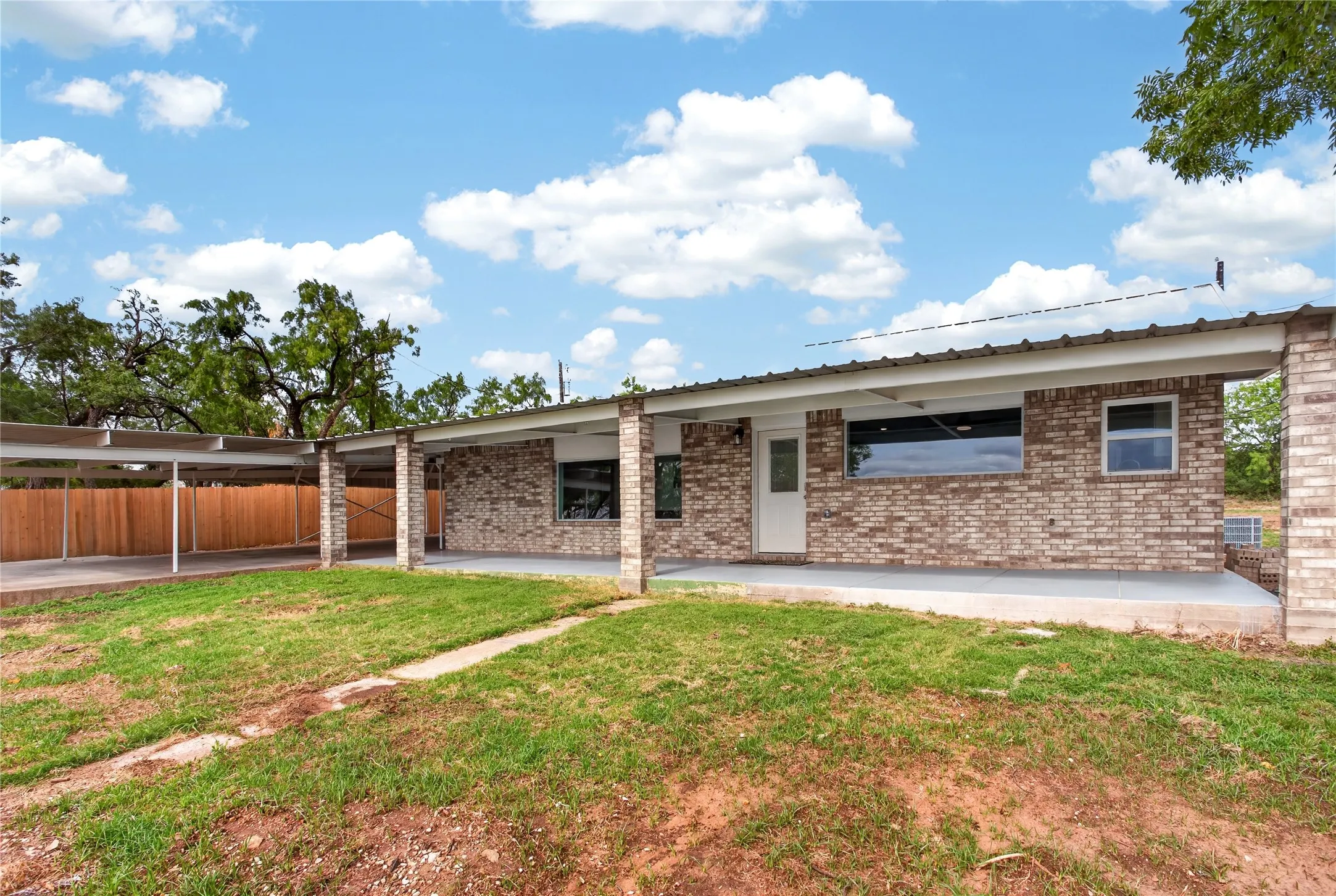 Single Family Residence For Sale in Taylor County , 546 Apache Lane, Abilene, Texas 79601, 3 Bedroom, 2 Bathroom, Garage spaces, 1,336 Sqft, built in 1987, mls#21326532, Real Estate Agent in Abilene, Homes For Sale in Taylor county, Homes For Sale in Abilene, Realtor in Abilene Texas, Real Estate Brokerage Independent Realty Texas, Luminita Cordes Realtor