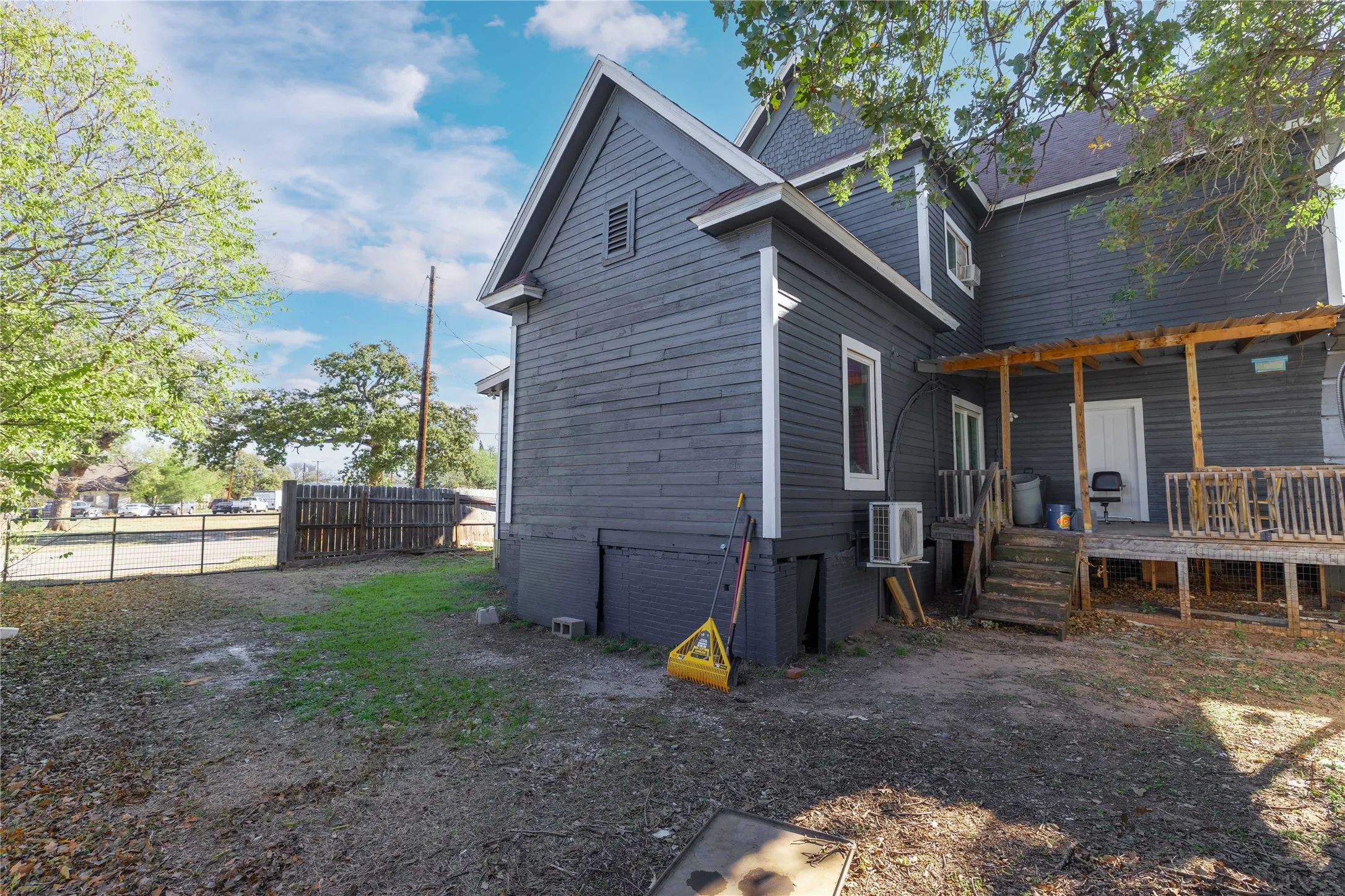 Single Family Residence For Sale in Brown County , 1101 Irma Street, Brownwood, Texas 76801, 4 Bedroom, 2 Bathroom, Garage spaces, 2,594 Sqft, built in 1930, mls#21335543, Real Estate Agent in Brownwood, Homes For Sale in Brown county, Homes For Sale in Brownwood, Realtor in Brownwood Texas, Real Estate Brokerage Independent Realty Texas, Luminita Cordes Realtor