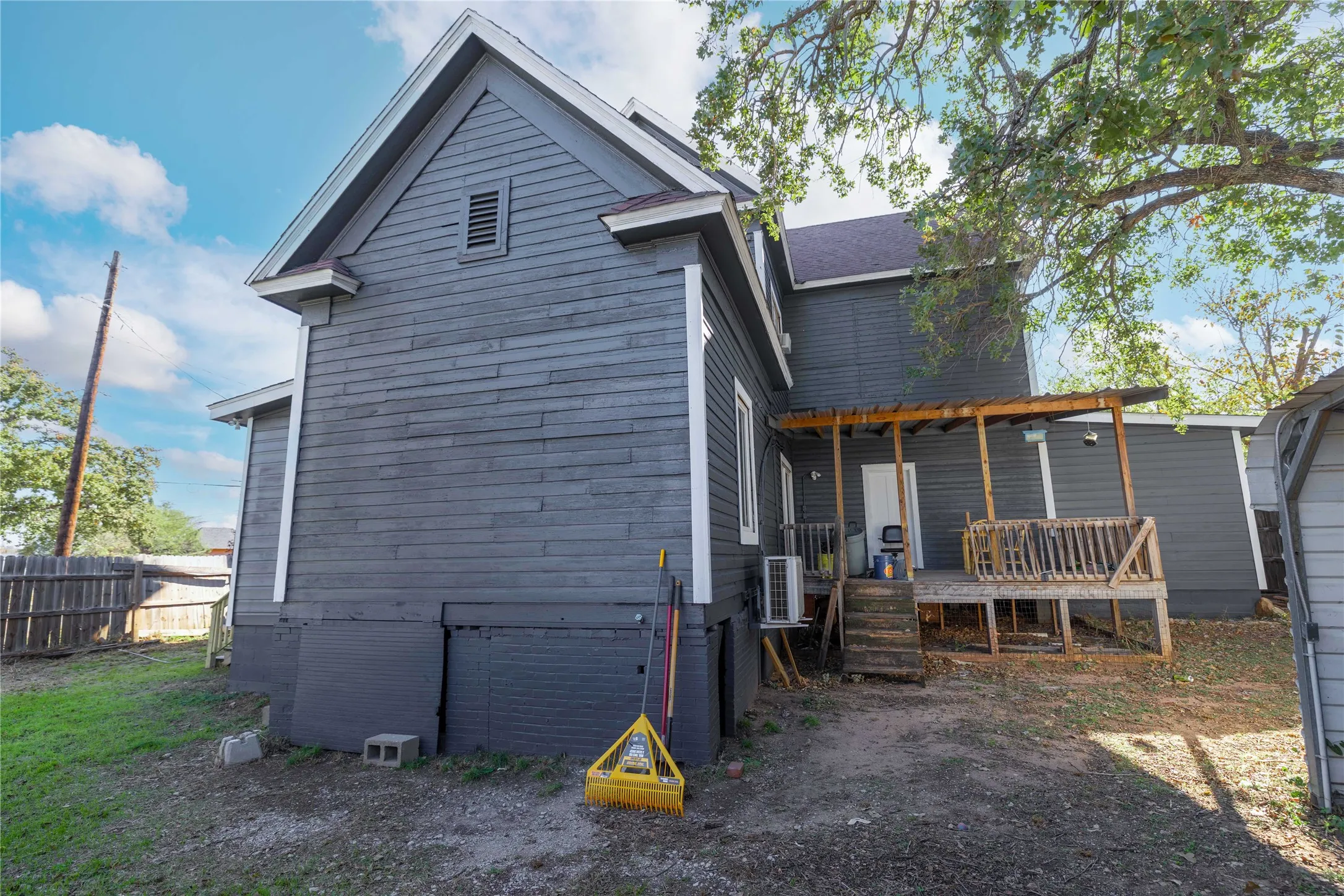 Single Family Residence For Sale in Brown County , 1101 Irma Street, Brownwood, Texas 76801, 4 Bedroom, 2 Bathroom, Garage spaces, 2,594 Sqft, built in 1930, mls#21335543, Real Estate Agent in Brownwood, Homes For Sale in Brown county, Homes For Sale in Brownwood, Realtor in Brownwood Texas, Real Estate Brokerage Independent Realty Texas, Luminita Cordes Realtor