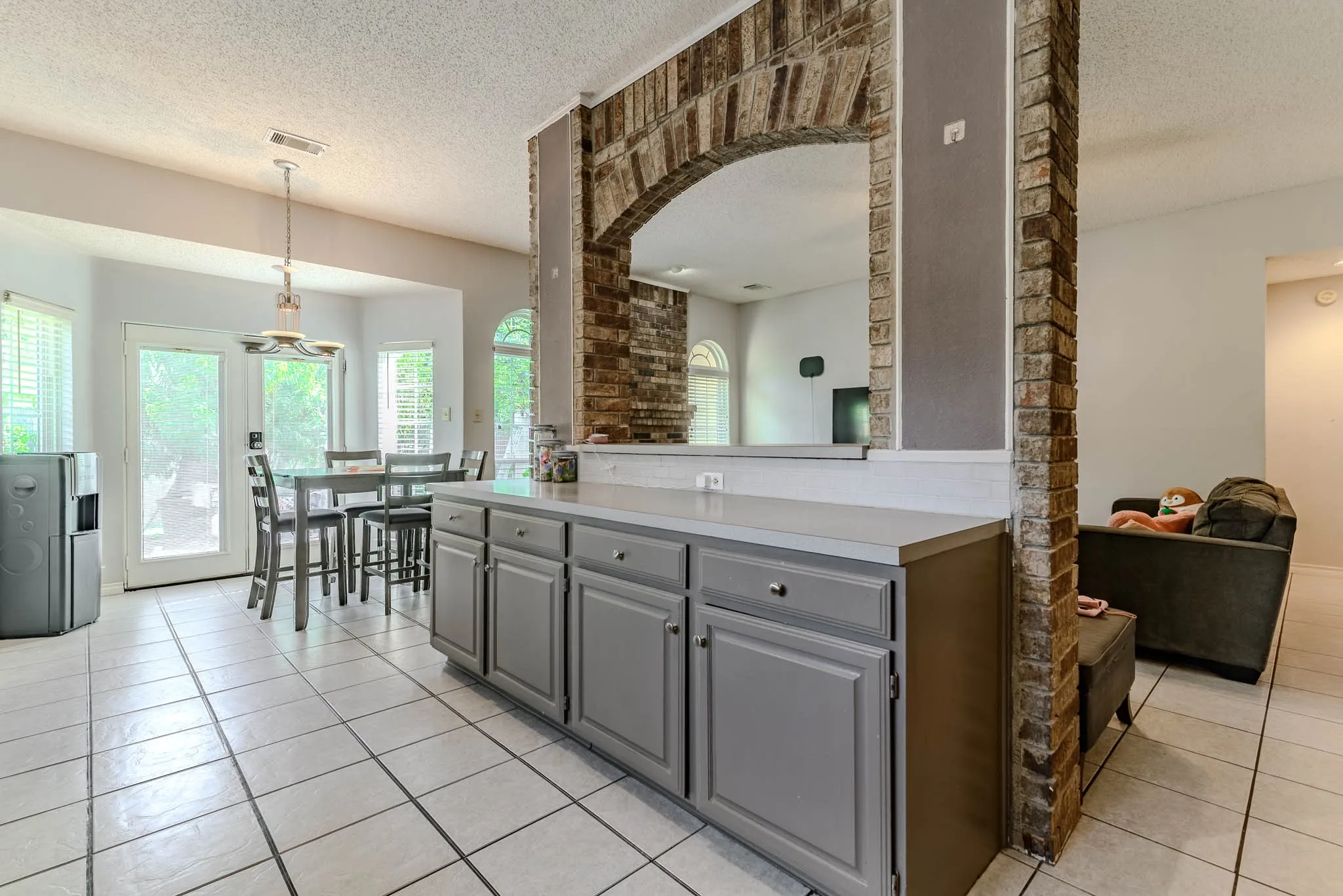 Single Family Residence For Sale in Tarrant County , 2206 S Branch Drive, Arlington, Texas 76001, 4 Bedroom, 2 Bathroom, 2 Garage spaces, 2,310 Sqft, built in 1987, mls#21332946, Real Estate Agent in Arlington, Homes For Sale in Tarrant county, Homes For Sale in Arlington, Realtor in Arlington Texas, Real Estate Brokerage Independent Realty Texas, Luminita Cordes Realtor