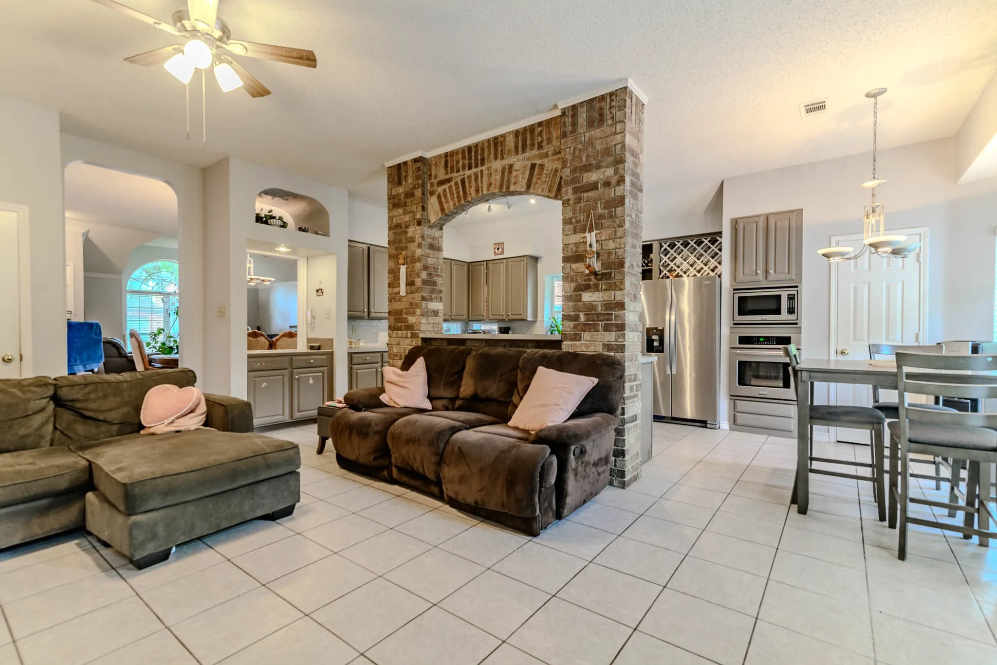 Single Family Residence For Sale in Tarrant County , 2206 S Branch Drive, Arlington, Texas 76001, 4 Bedroom, 2 Bathroom, 2 Garage spaces, 2,310 Sqft, built in 1987, mls#21332946, Real Estate Agent in Arlington, Homes For Sale in Tarrant county, Homes For Sale in Arlington, Realtor in Arlington Texas, Real Estate Brokerage Independent Realty Texas, Luminita Cordes Realtor