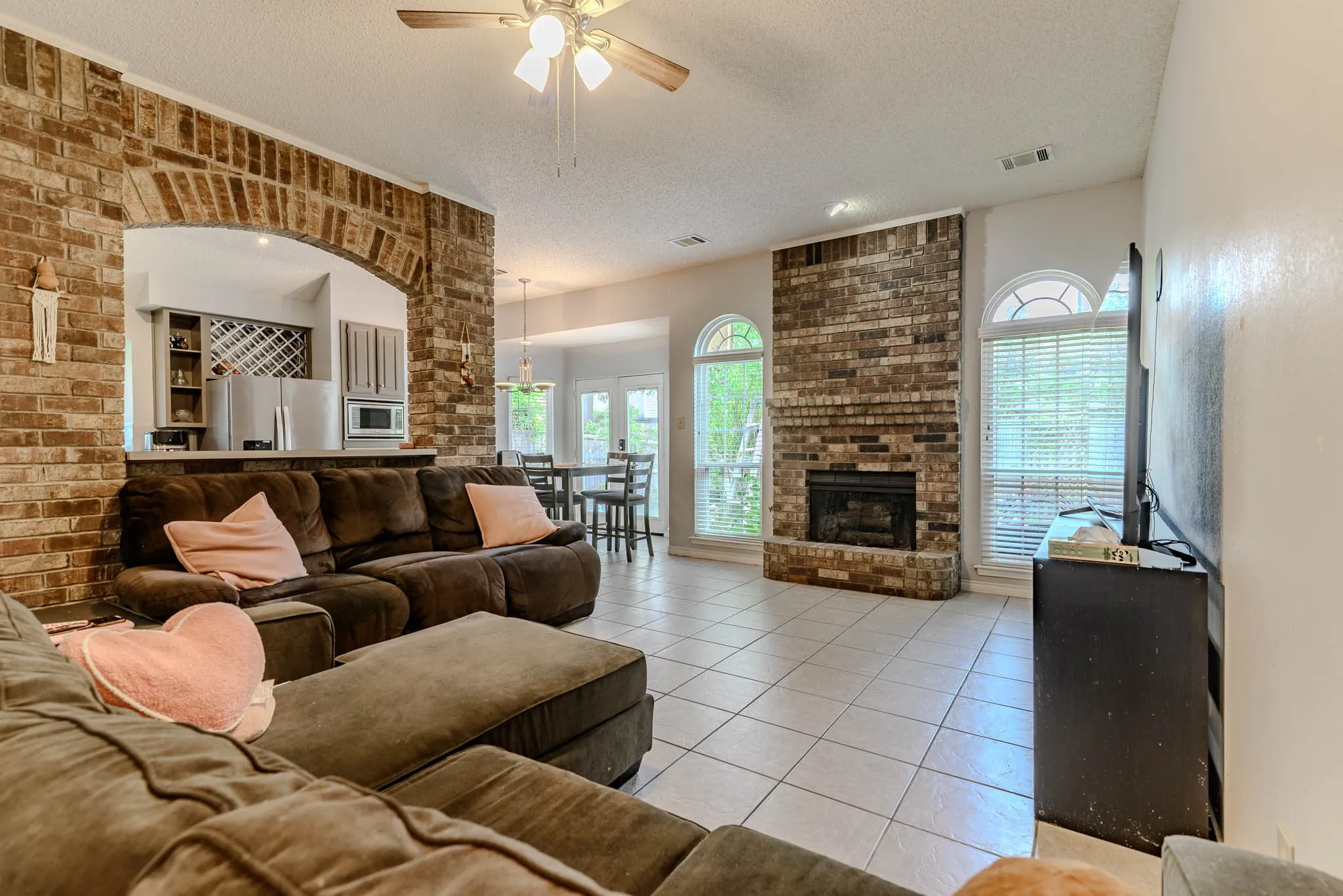Single Family Residence For Sale in Tarrant County , 2206 S Branch Drive, Arlington, Texas 76001, 4 Bedroom, 2 Bathroom, 2 Garage spaces, 2,310 Sqft, built in 1987, mls#21332946, Real Estate Agent in Arlington, Homes For Sale in Tarrant county, Homes For Sale in Arlington, Realtor in Arlington Texas, Real Estate Brokerage Independent Realty Texas, Luminita Cordes Realtor