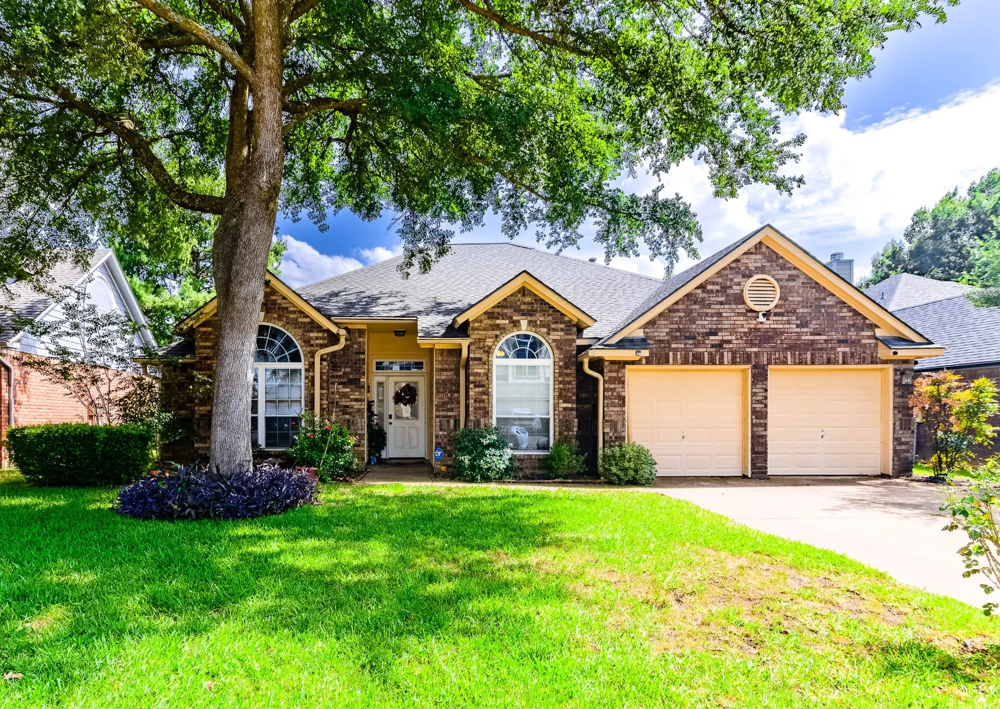 Single Family Residence For Sale in Tarrant County , 2206 S Branch Drive, Arlington, Texas 76001, 4 Bedroom, 2 Bathroom, 2 Garage spaces, 2,310 Sqft, built in 1987, mls#21332946, Real Estate Agent in Arlington, Homes For Sale in Tarrant county, Homes For Sale in Arlington, Realtor in Arlington Texas, Real Estate Brokerage Independent Realty Texas, Luminita Cordes Realtor