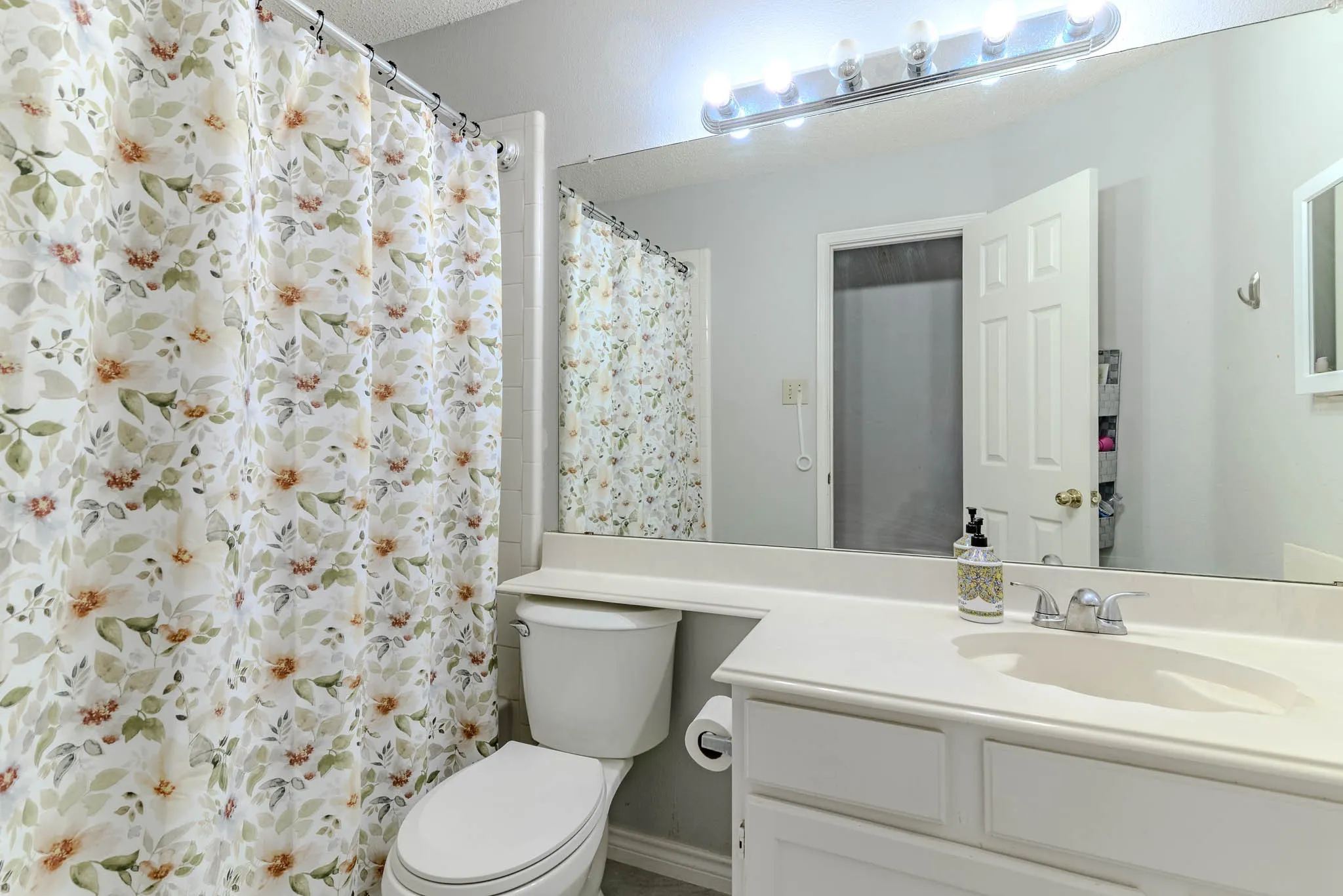 Single Family Residence For Sale in Tarrant County , 2206 S Branch Drive, Arlington, Texas 76001, 4 Bedroom, 2 Bathroom, 2 Garage spaces, 2,310 Sqft, built in 1987, mls#21332946, Real Estate Agent in Arlington, Homes For Sale in Tarrant county, Homes For Sale in Arlington, Realtor in Arlington Texas, Real Estate Brokerage Independent Realty Texas, Luminita Cordes Realtor