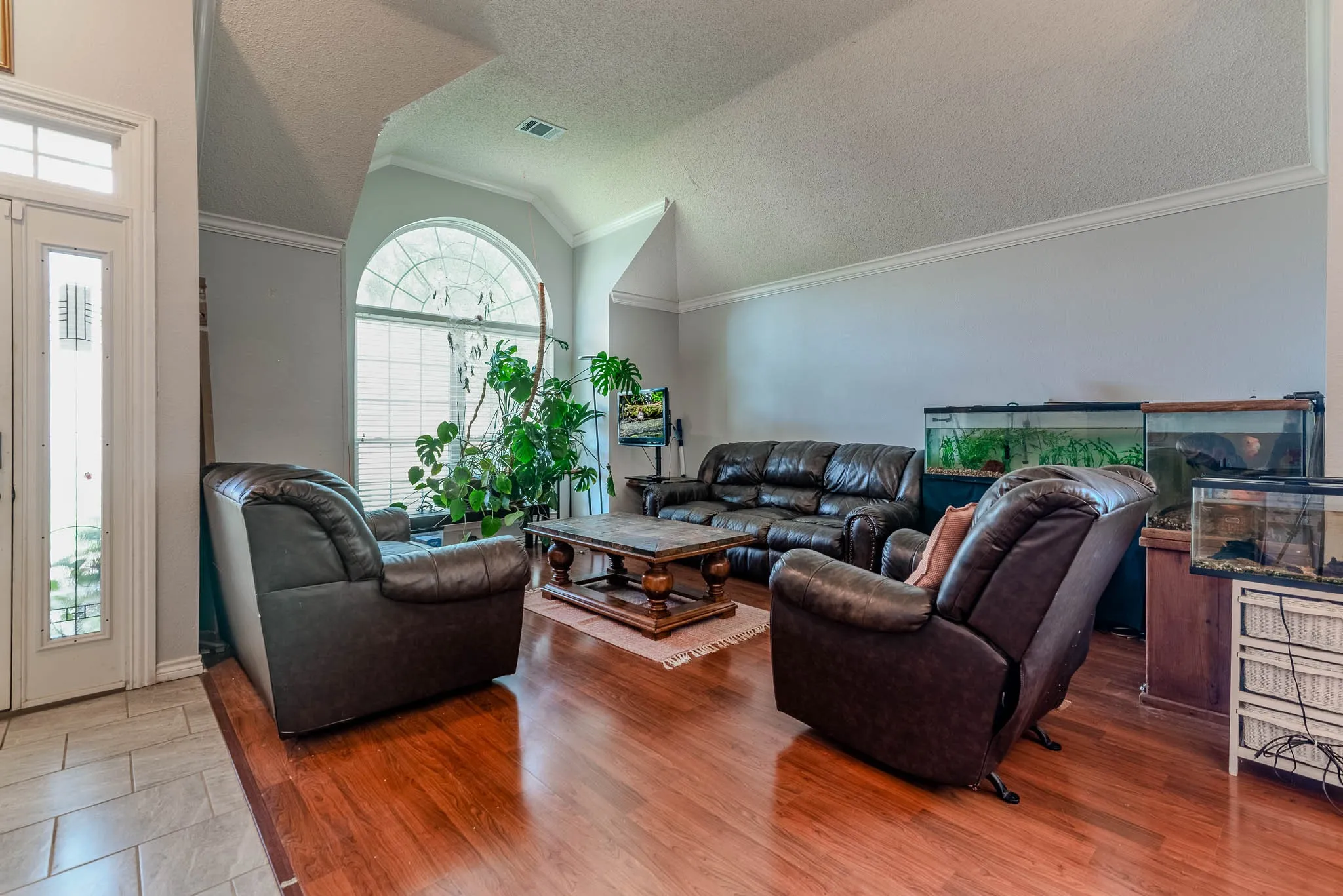 Single Family Residence For Sale in Tarrant County , 2206 S Branch Drive, Arlington, Texas 76001, 4 Bedroom, 2 Bathroom, 2 Garage spaces, 2,310 Sqft, built in 1987, mls#21332946, Real Estate Agent in Arlington, Homes For Sale in Tarrant county, Homes For Sale in Arlington, Realtor in Arlington Texas, Real Estate Brokerage Independent Realty Texas, Luminita Cordes Realtor