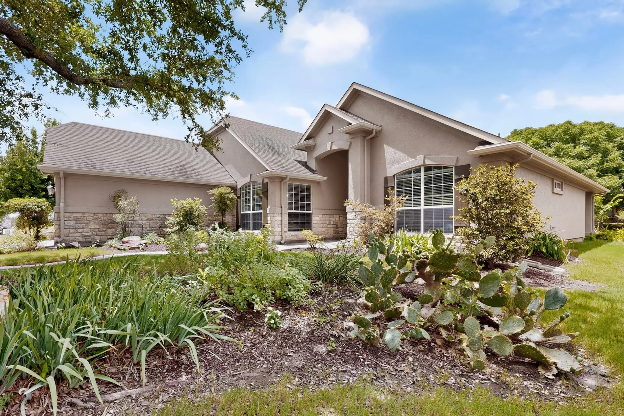 Single Family Residence For Sale in Denton County , 9704 Grandview Drive, Denton, Texas 76207, 2 Bedroom, 2 Bathroom, 2 Garage spaces, 1,844 Sqft, built in 2002, mls#21332618, Real Estate Agent in Denton, Homes For Sale in Denton county, Homes For Sale in Denton, Realtor in Denton Texas, Real Estate Brokerage Independent Realty Texas, Luminita Cordes Realtor