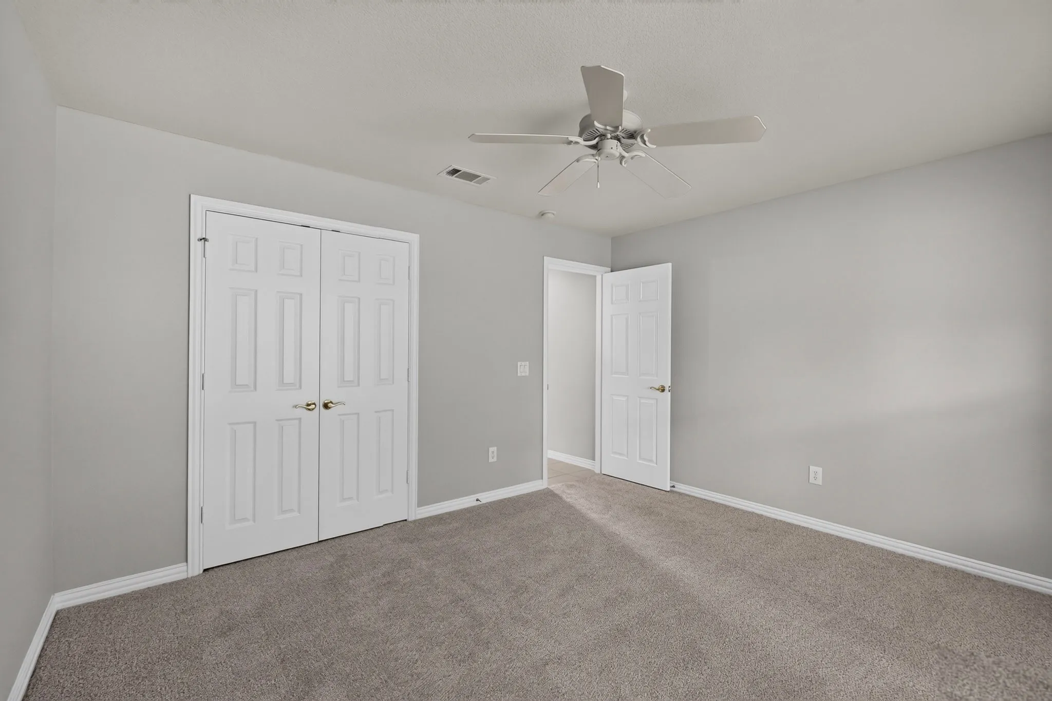 Single Family Residence For Sale in Denton County , 9704 Grandview Drive, Denton, Texas 76207, 2 Bedroom, 2 Bathroom, 2 Garage spaces, 1,844 Sqft, built in 2002, mls#21332618, Real Estate Agent in Denton, Homes For Sale in Denton county, Homes For Sale in Denton, Realtor in Denton Texas, Real Estate Brokerage Independent Realty Texas, Luminita Cordes Realtor