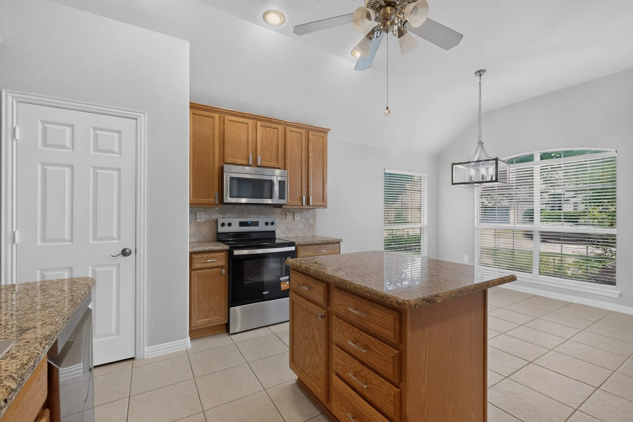 Single Family Residence For Sale in Denton County , 9704 Grandview Drive, Denton, Texas 76207, 2 Bedroom, 2 Bathroom, 2 Garage spaces, 1,844 Sqft, built in 2002, mls#21332618, Real Estate Agent in Denton, Homes For Sale in Denton county, Homes For Sale in Denton, Realtor in Denton Texas, Real Estate Brokerage Independent Realty Texas, Luminita Cordes Realtor