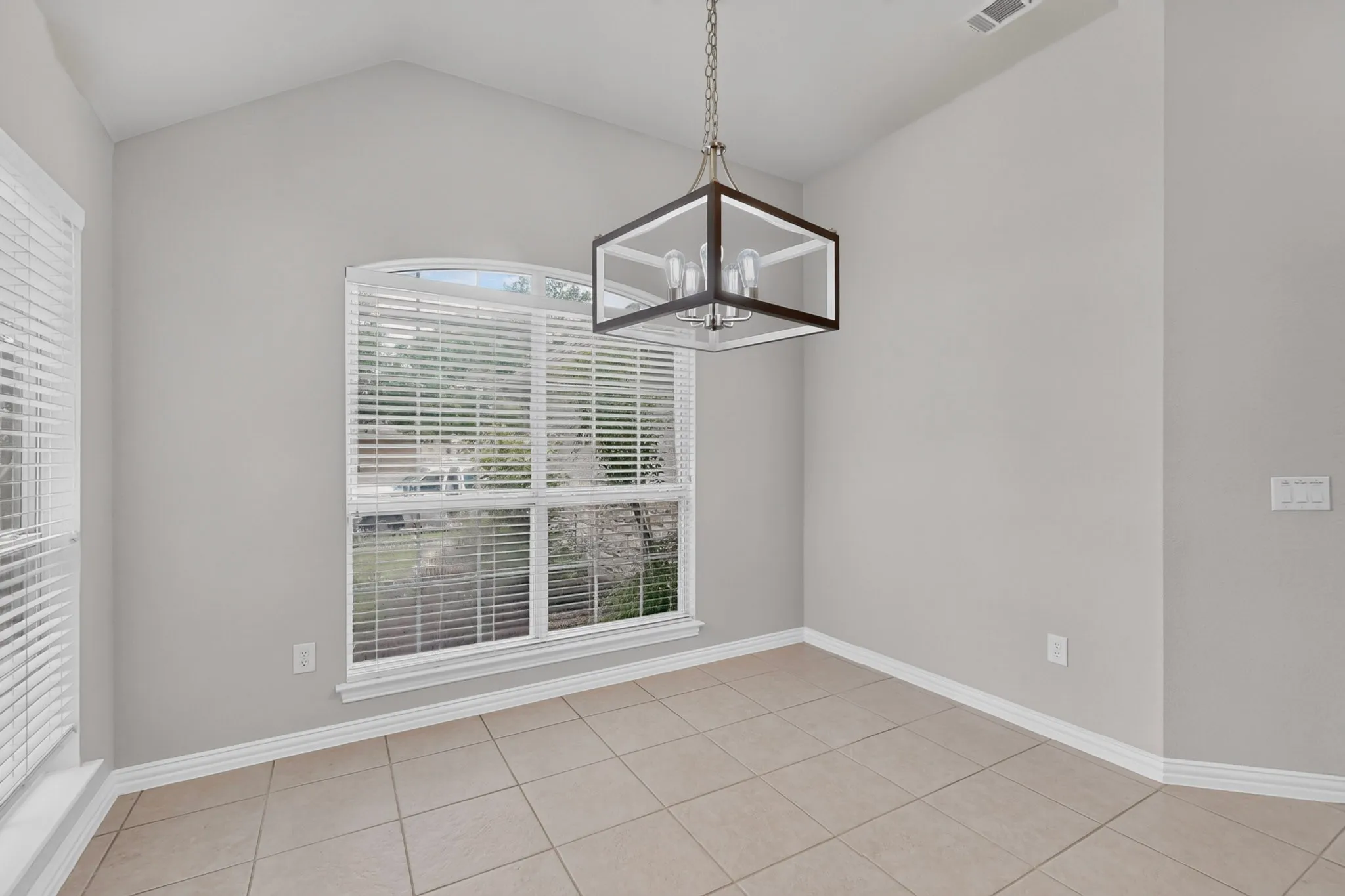 Single Family Residence For Sale in Denton County , 9704 Grandview Drive, Denton, Texas 76207, 2 Bedroom, 2 Bathroom, 2 Garage spaces, 1,844 Sqft, built in 2002, mls#21332618, Real Estate Agent in Denton, Homes For Sale in Denton county, Homes For Sale in Denton, Realtor in Denton Texas, Real Estate Brokerage Independent Realty Texas, Luminita Cordes Realtor
