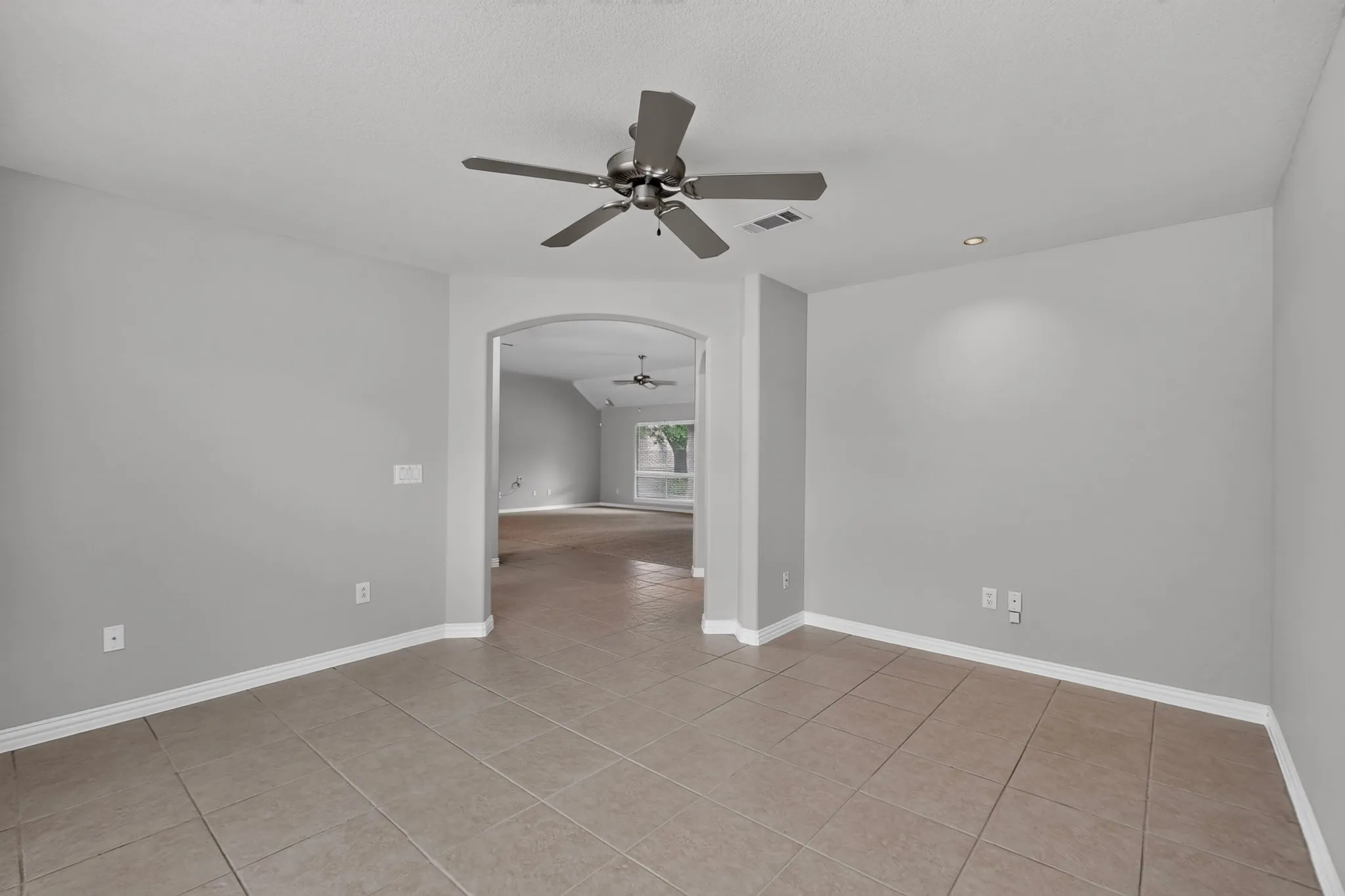 Single Family Residence For Sale in Denton County , 9704 Grandview Drive, Denton, Texas 76207, 2 Bedroom, 2 Bathroom, 2 Garage spaces, 1,844 Sqft, built in 2002, mls#21332618, Real Estate Agent in Denton, Homes For Sale in Denton county, Homes For Sale in Denton, Realtor in Denton Texas, Real Estate Brokerage Independent Realty Texas, Luminita Cordes Realtor