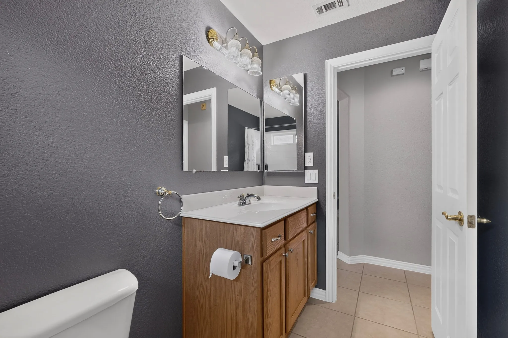 Single Family Residence For Sale in Denton County , 9704 Grandview Drive, Denton, Texas 76207, 2 Bedroom, 2 Bathroom, 2 Garage spaces, 1,844 Sqft, built in 2002, mls#21332618, Real Estate Agent in Denton, Homes For Sale in Denton county, Homes For Sale in Denton, Realtor in Denton Texas, Real Estate Brokerage Independent Realty Texas, Luminita Cordes Realtor