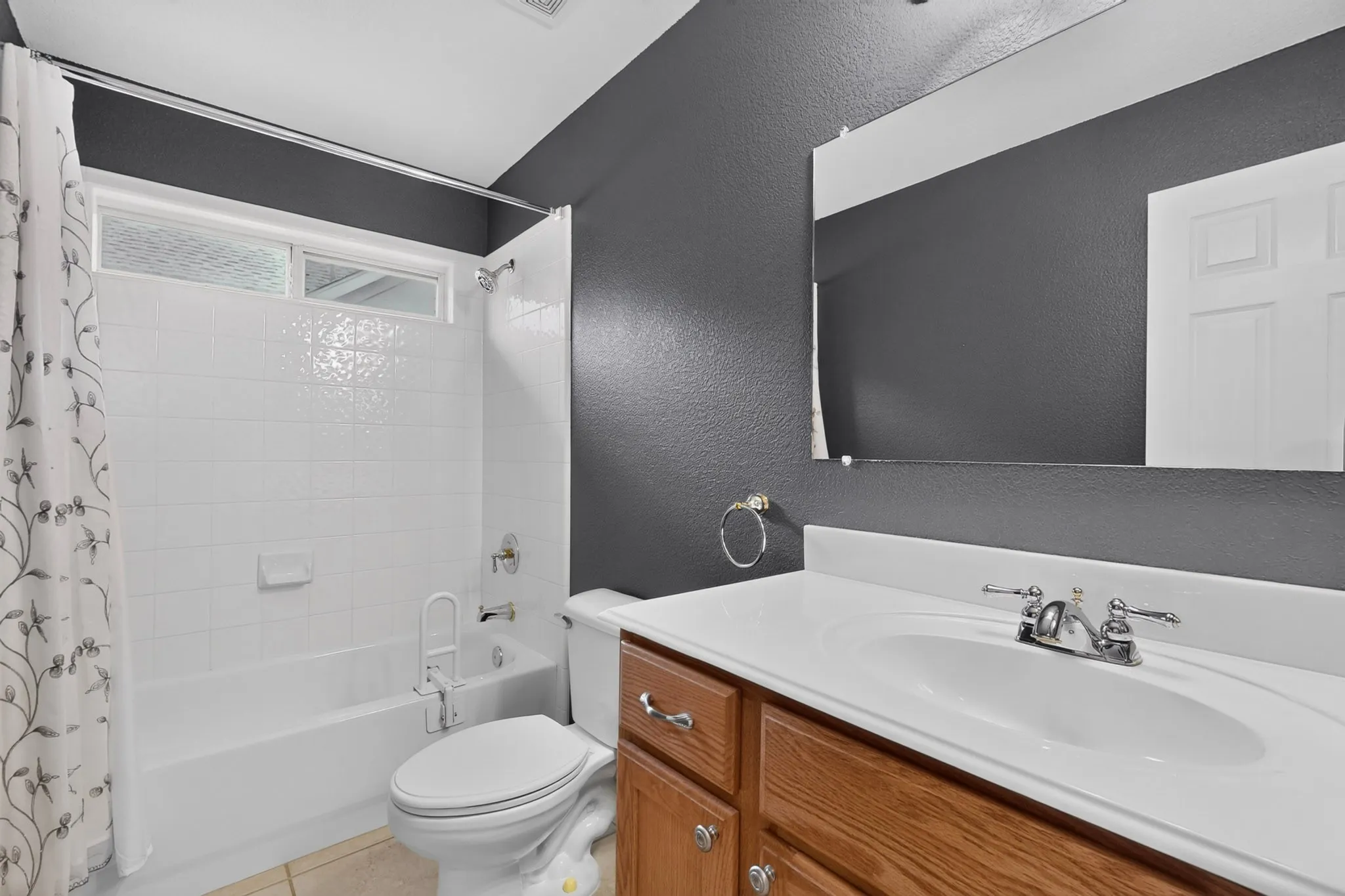 Single Family Residence For Sale in Denton County , 9704 Grandview Drive, Denton, Texas 76207, 2 Bedroom, 2 Bathroom, 2 Garage spaces, 1,844 Sqft, built in 2002, mls#21332618, Real Estate Agent in Denton, Homes For Sale in Denton county, Homes For Sale in Denton, Realtor in Denton Texas, Real Estate Brokerage Independent Realty Texas, Luminita Cordes Realtor