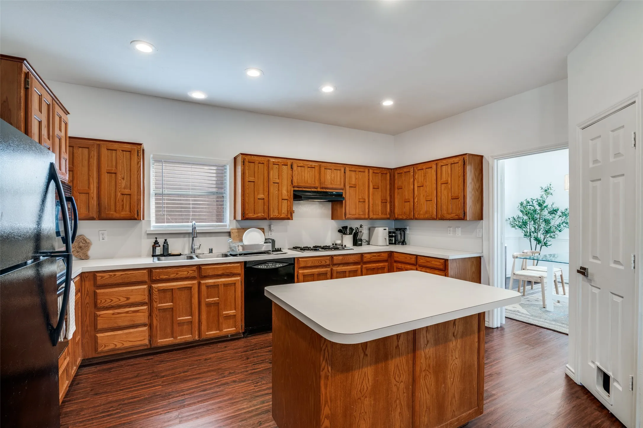Single Family Residence For Sale in Rockwall County , 6814 Silver Lake Drive, Rowlett, Texas 75089, 5 Bedroom, 3 Bathroom, 2 Garage spaces, 2,834 Sqft, built in 1992, mls#21335550, Real Estate Agent in Rowlett, Homes For Sale in Rockwall county, Homes For Sale in Rowlett, Realtor in Rowlett Texas, Real Estate Brokerage Independent Realty Texas, Luminita Cordes Realtor