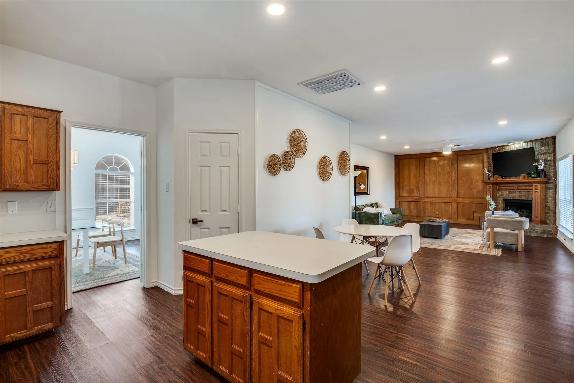 Single Family Residence For Sale in Rockwall County , 6814 Silver Lake Drive, Rowlett, Texas 75089, 5 Bedroom, 3 Bathroom, 2 Garage spaces, 2,834 Sqft, built in 1992, mls#21335550, Real Estate Agent in Rowlett, Homes For Sale in Rockwall county, Homes For Sale in Rowlett, Realtor in Rowlett Texas, Real Estate Brokerage Independent Realty Texas, Luminita Cordes Realtor