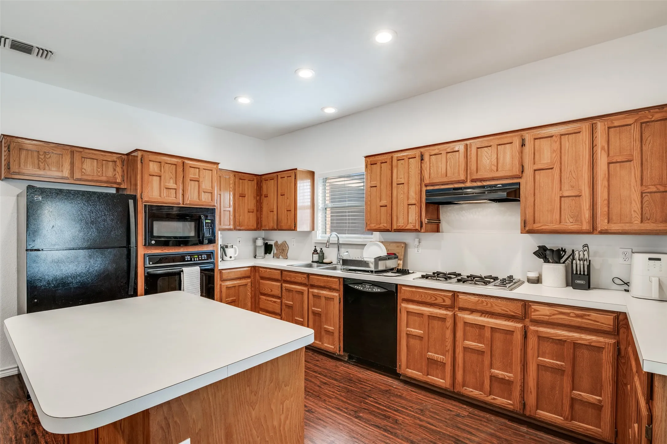 Single Family Residence For Sale in Rockwall County , 6814 Silver Lake Drive, Rowlett, Texas 75089, 5 Bedroom, 3 Bathroom, 2 Garage spaces, 2,834 Sqft, built in 1992, mls#21335550, Real Estate Agent in Rowlett, Homes For Sale in Rockwall county, Homes For Sale in Rowlett, Realtor in Rowlett Texas, Real Estate Brokerage Independent Realty Texas, Luminita Cordes Realtor