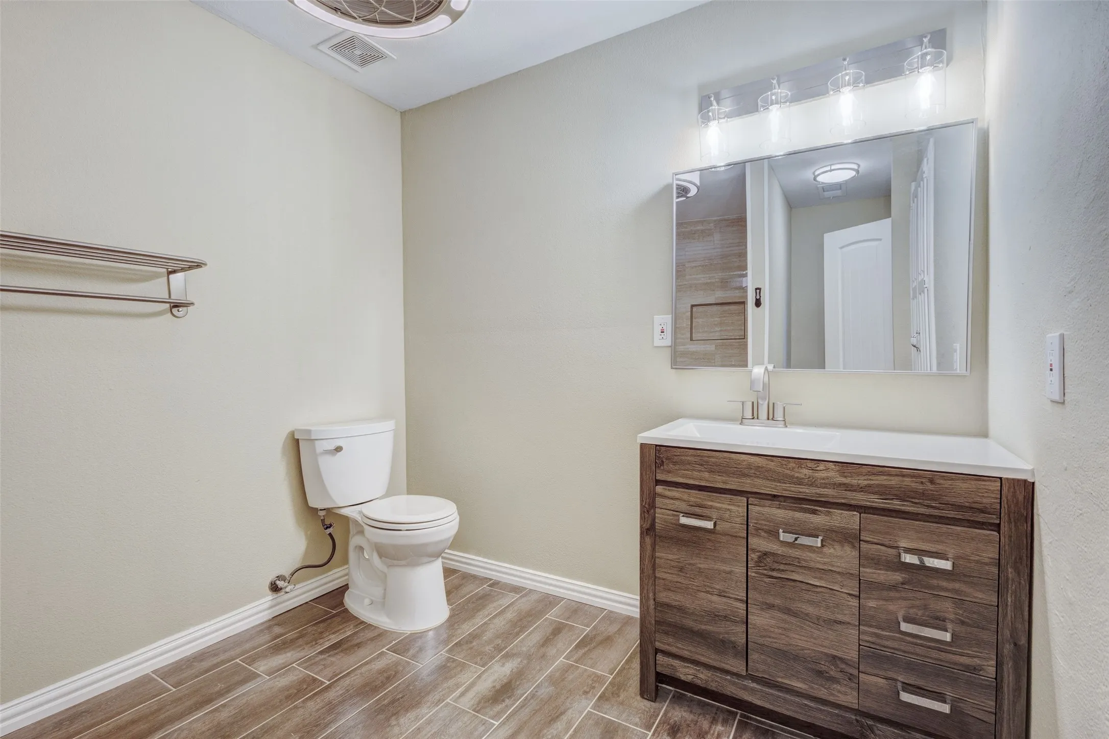 Single Family Residence For Sale in Hunt County , 11054 County Road 2464, Poetry, Texas 75160, 3 Bedroom, 3 Bathroom, 2 Garage spaces, 2,700 Sqft, built in 1985, mls#21335535, Real Estate Agent in Poetry, Homes For Sale in Hunt county, Homes For Sale in Poetry, Realtor in Poetry Texas, Real Estate Brokerage Independent Realty Texas, Luminita Cordes Realtor