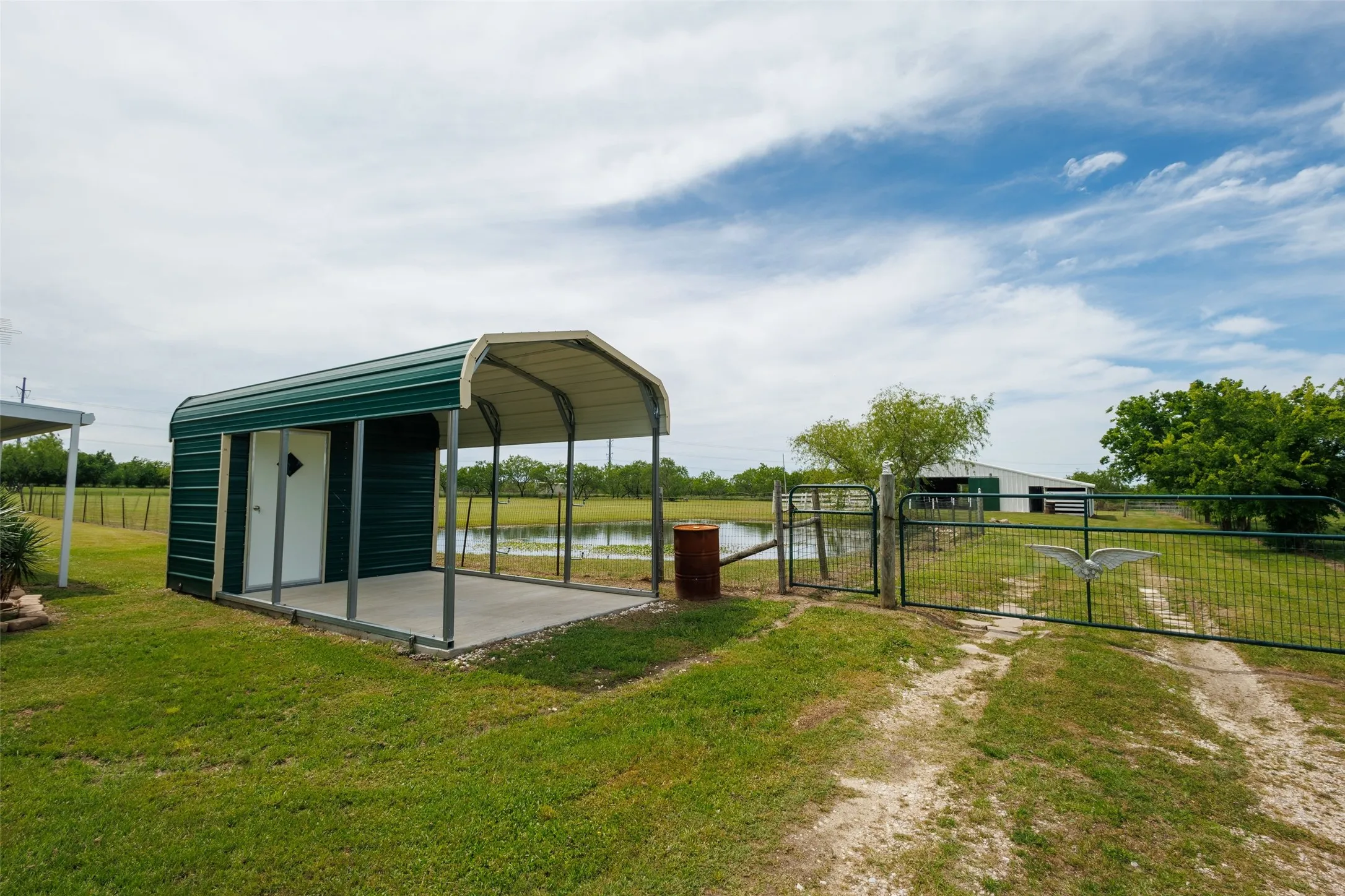 Single Family Residence For Sale in Hunt County , 11054 County Road 2464, Poetry, Texas 75160, 3 Bedroom, 3 Bathroom, 2 Garage spaces, 2,700 Sqft, built in 1985, mls#21335535, Real Estate Agent in Poetry, Homes For Sale in Hunt county, Homes For Sale in Poetry, Realtor in Poetry Texas, Real Estate Brokerage Independent Realty Texas, Luminita Cordes Realtor