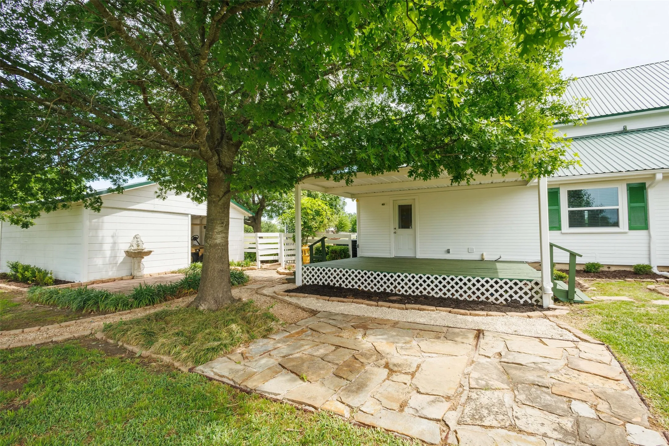 Single Family Residence For Sale in Hunt County , 11054 County Road 2464, Poetry, Texas 75160, 3 Bedroom, 3 Bathroom, 2 Garage spaces, 2,700 Sqft, built in 1985, mls#21335535, Real Estate Agent in Poetry, Homes For Sale in Hunt county, Homes For Sale in Poetry, Realtor in Poetry Texas, Real Estate Brokerage Independent Realty Texas, Luminita Cordes Realtor