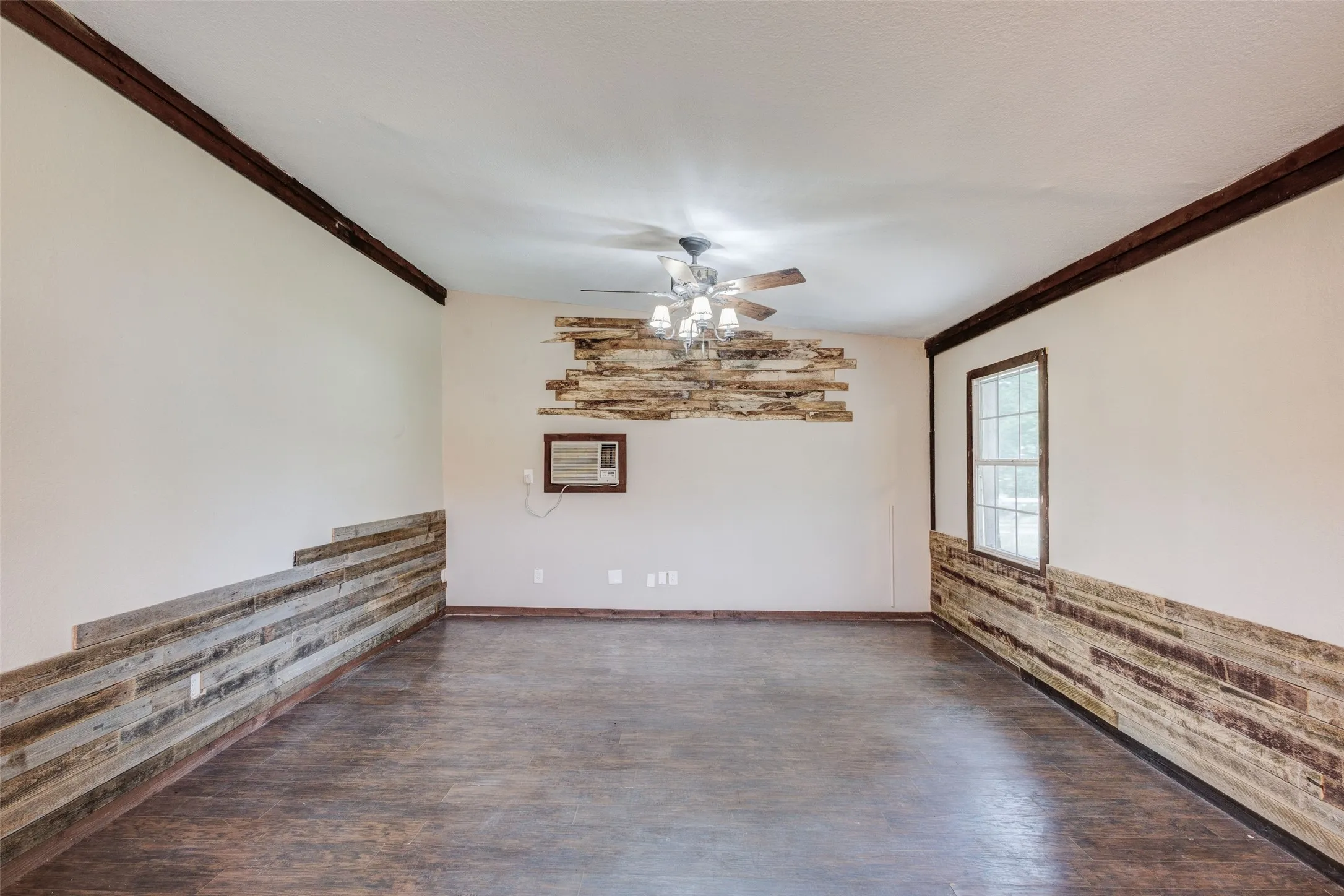 Single Family Residence For Sale in Hunt County , 11054 County Road 2464, Poetry, Texas 75160, 3 Bedroom, 3 Bathroom, 2 Garage spaces, 2,700 Sqft, built in 1985, mls#21335535, Real Estate Agent in Poetry, Homes For Sale in Hunt county, Homes For Sale in Poetry, Realtor in Poetry Texas, Real Estate Brokerage Independent Realty Texas, Luminita Cordes Realtor