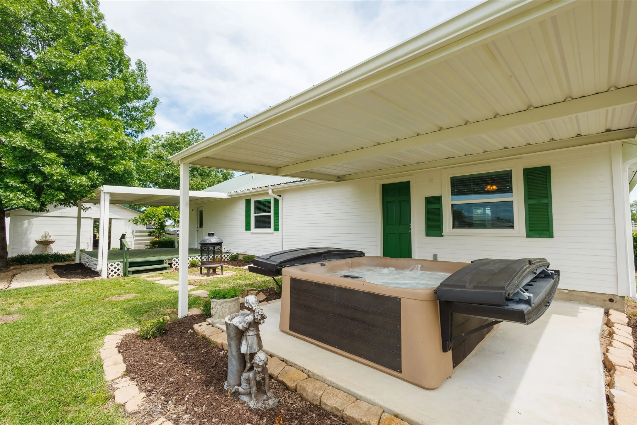 Single Family Residence For Sale in Hunt County , 11054 County Road 2464, Poetry, Texas 75160, 3 Bedroom, 3 Bathroom, 2 Garage spaces, 2,700 Sqft, built in 1985, mls#21335535, Real Estate Agent in Poetry, Homes For Sale in Hunt county, Homes For Sale in Poetry, Realtor in Poetry Texas, Real Estate Brokerage Independent Realty Texas, Luminita Cordes Realtor