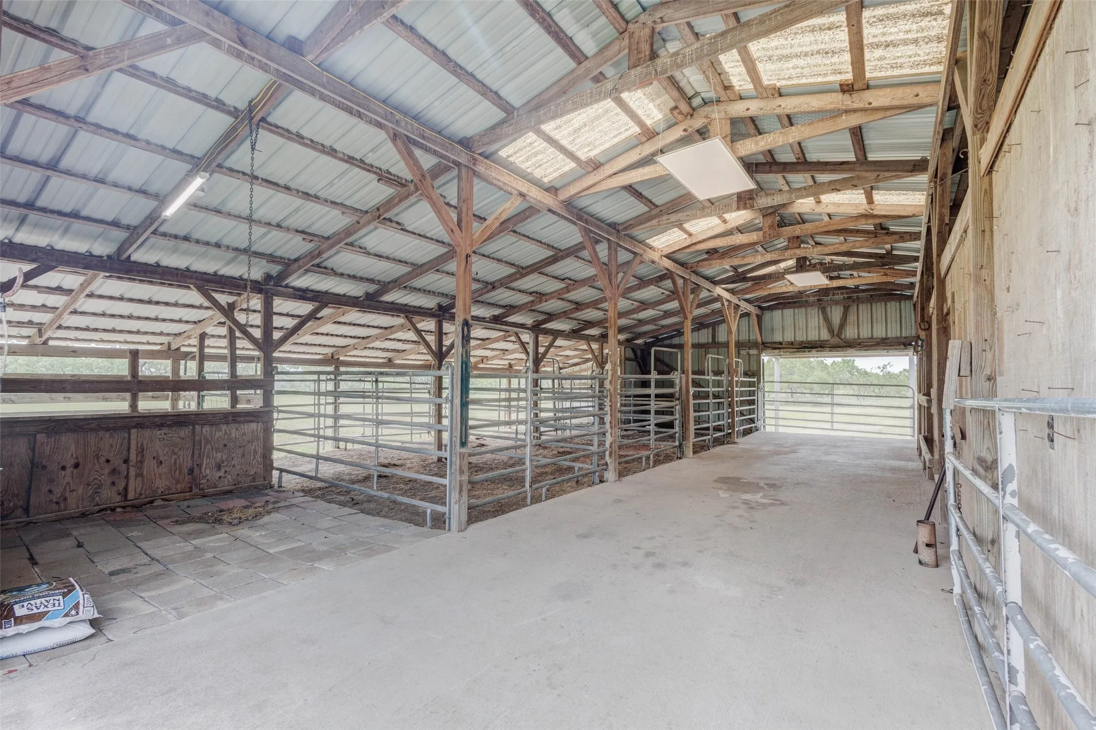Single Family Residence For Sale in Hunt County , 11054 County Road 2464, Poetry, Texas 75160, 3 Bedroom, 3 Bathroom, 2 Garage spaces, 2,700 Sqft, built in 1985, mls#21335535, Real Estate Agent in Poetry, Homes For Sale in Hunt county, Homes For Sale in Poetry, Realtor in Poetry Texas, Real Estate Brokerage Independent Realty Texas, Luminita Cordes Realtor