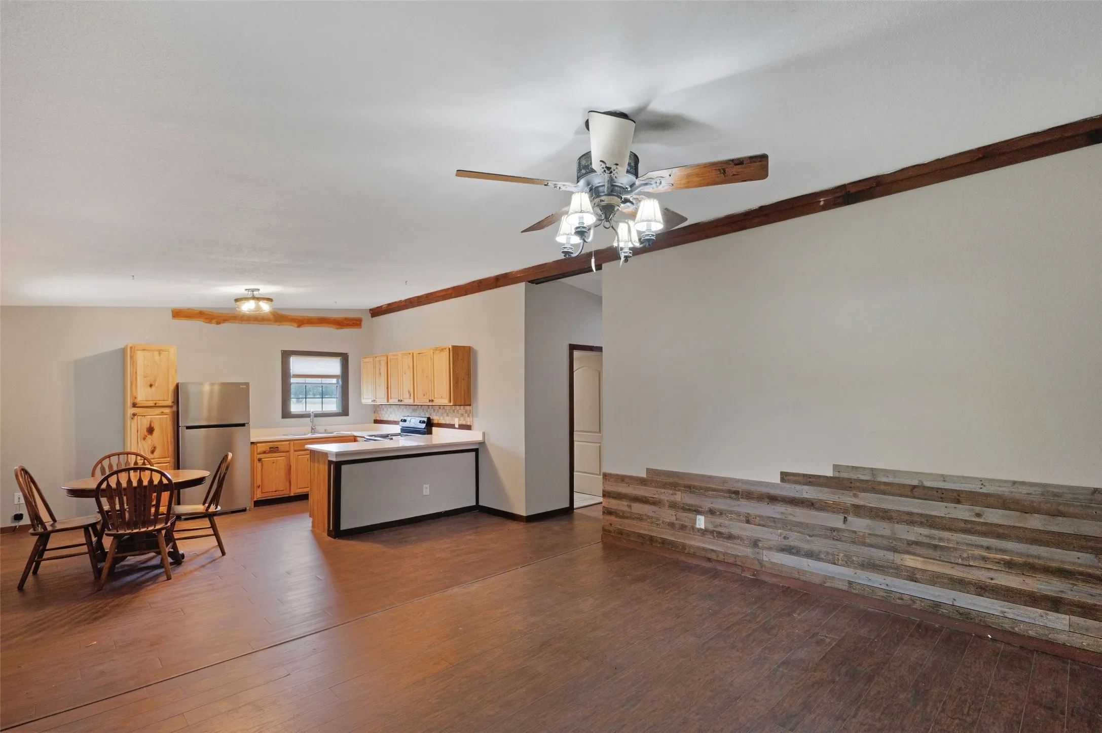 Single Family Residence For Sale in Hunt County , 11054 County Road 2464, Poetry, Texas 75160, 3 Bedroom, 3 Bathroom, 2 Garage spaces, 2,700 Sqft, built in 1985, mls#21335535, Real Estate Agent in Poetry, Homes For Sale in Hunt county, Homes For Sale in Poetry, Realtor in Poetry Texas, Real Estate Brokerage Independent Realty Texas, Luminita Cordes Realtor