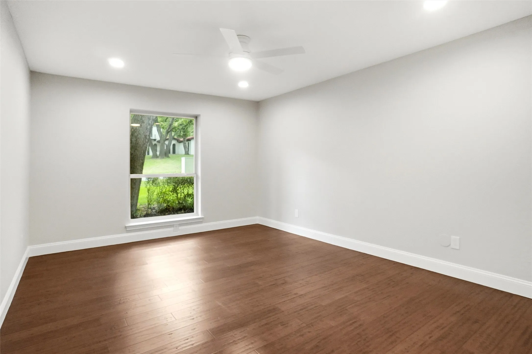 Secondary bedroom.