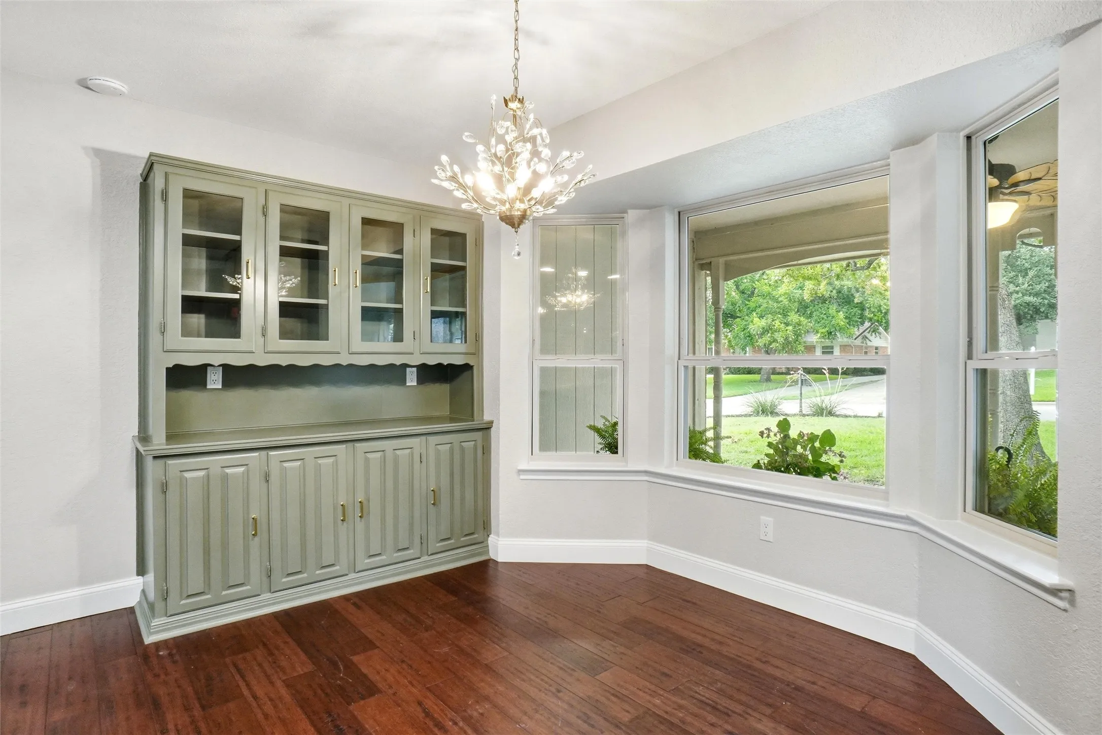 Breakfast area overlooks front yard. Check out the cute chandelier!